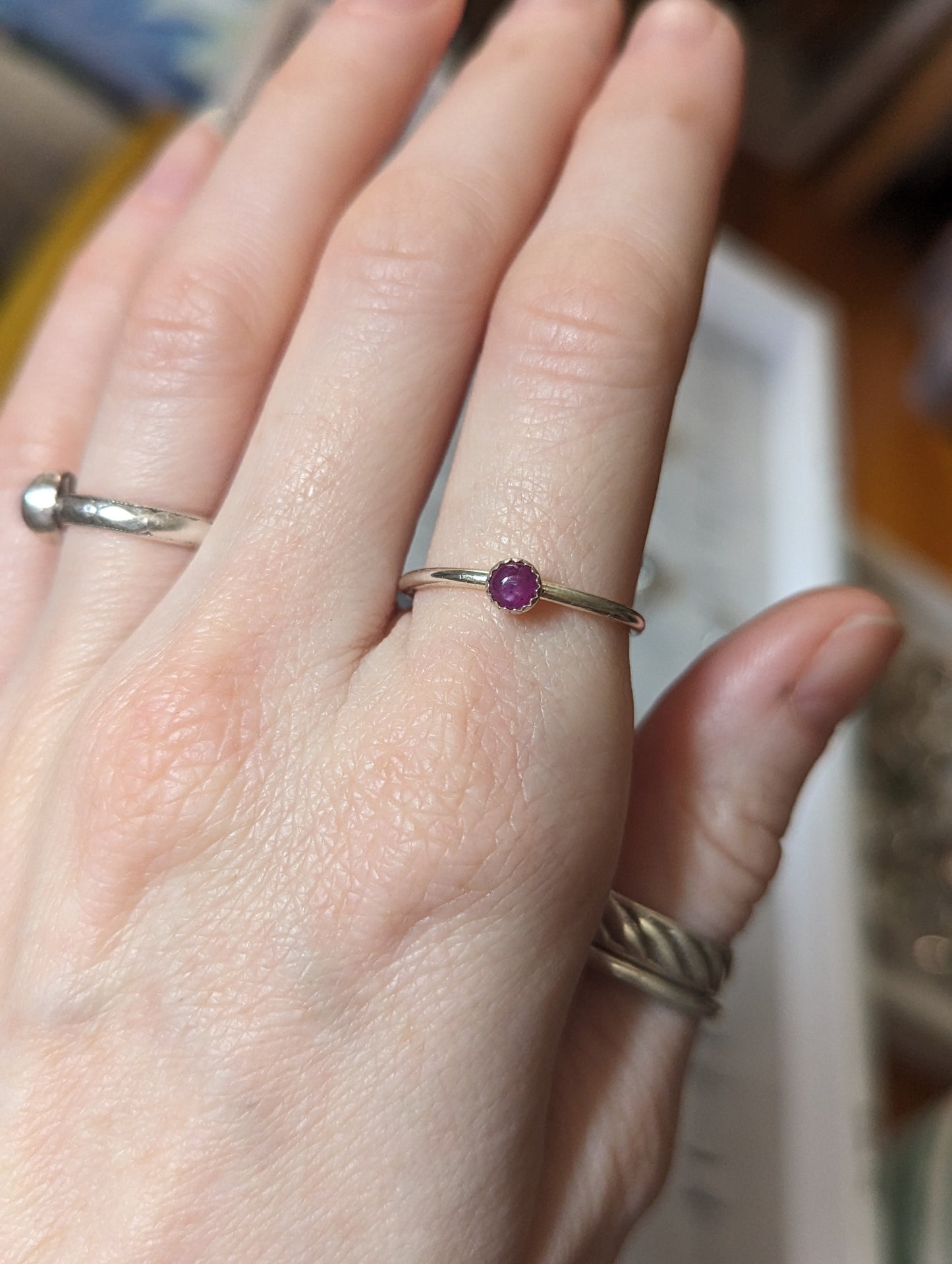 Anillo de zafiro rosa de 4 mm en plata de ley (varios tamaños disponibles)