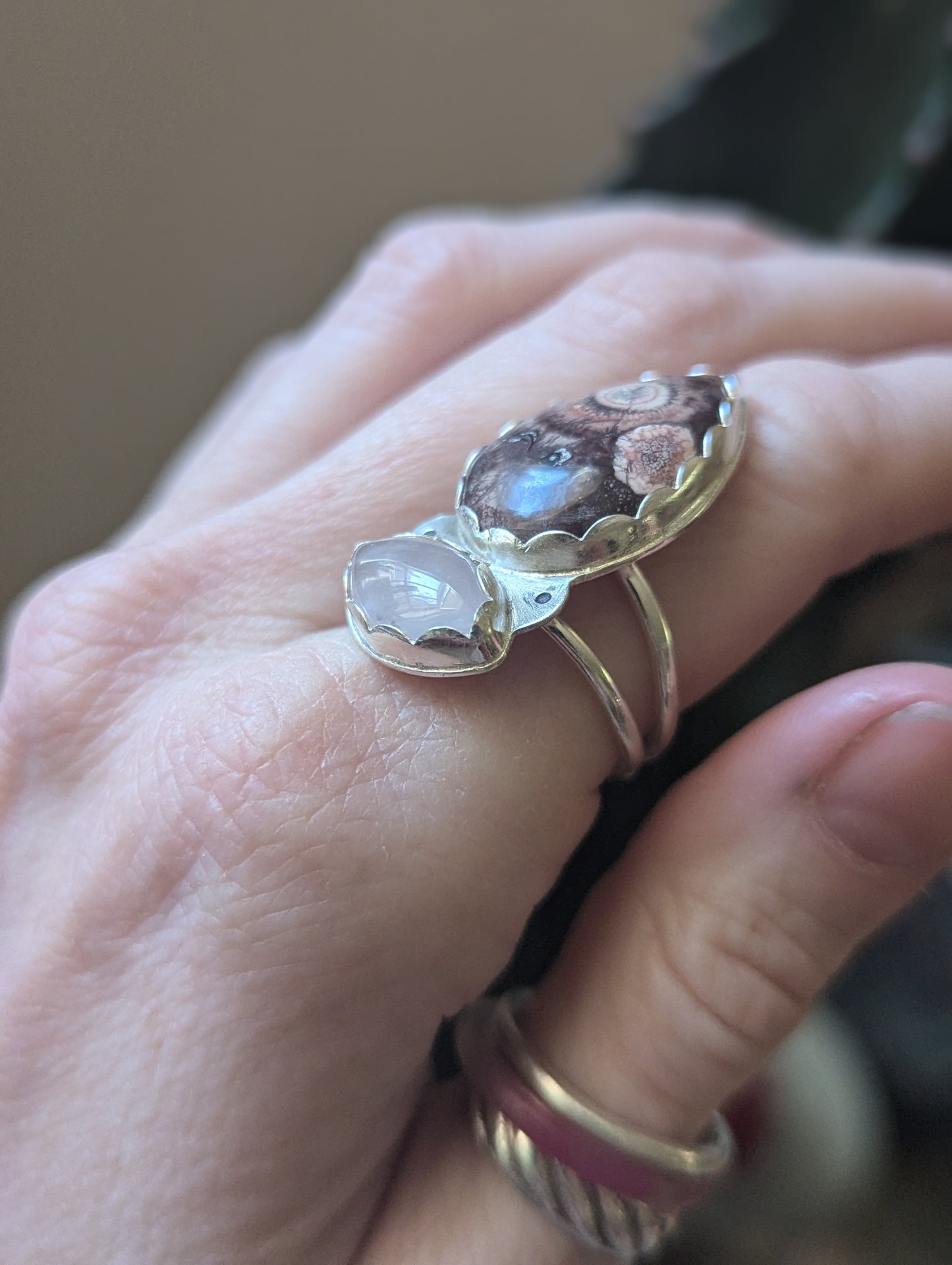 Anillo de plata de ley con riolita y calcedonia lavanda - Talla 7