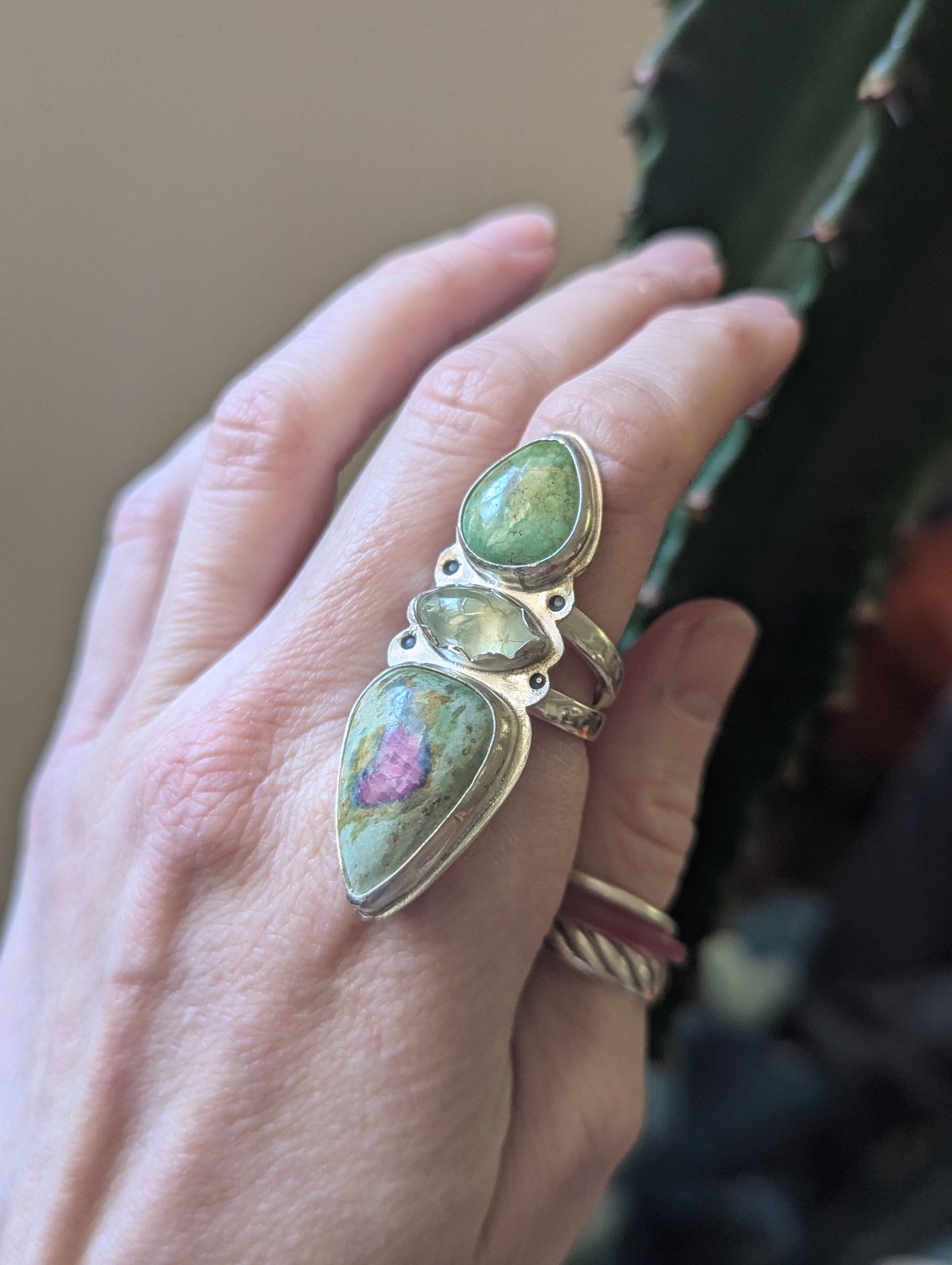 Anillo de plata de ley con rubí, fucsita, prehnita y turquesa - Talla 9
