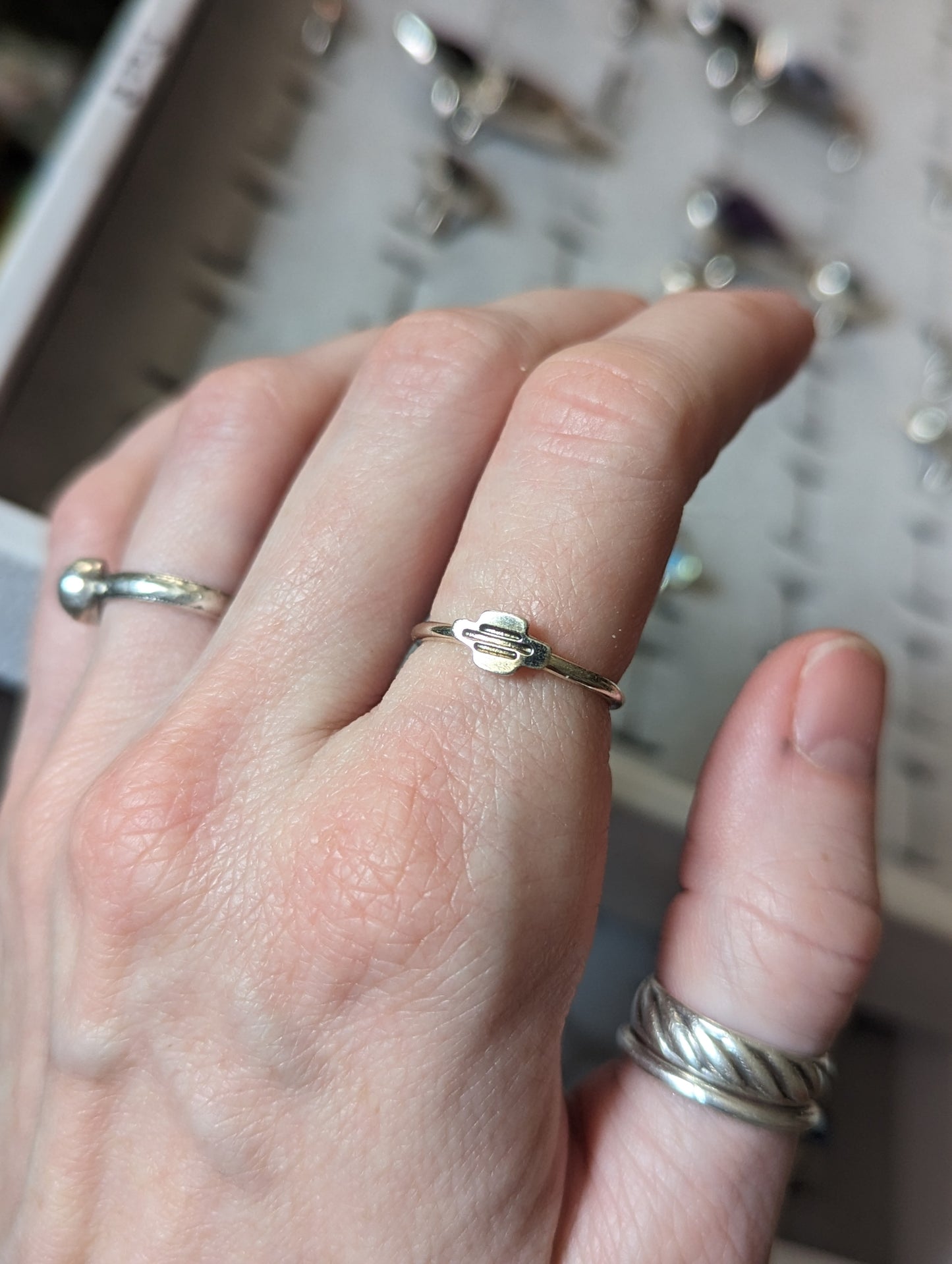Anillo de plata apilador con estampado de línea (varios tamaños disponibles) MTO