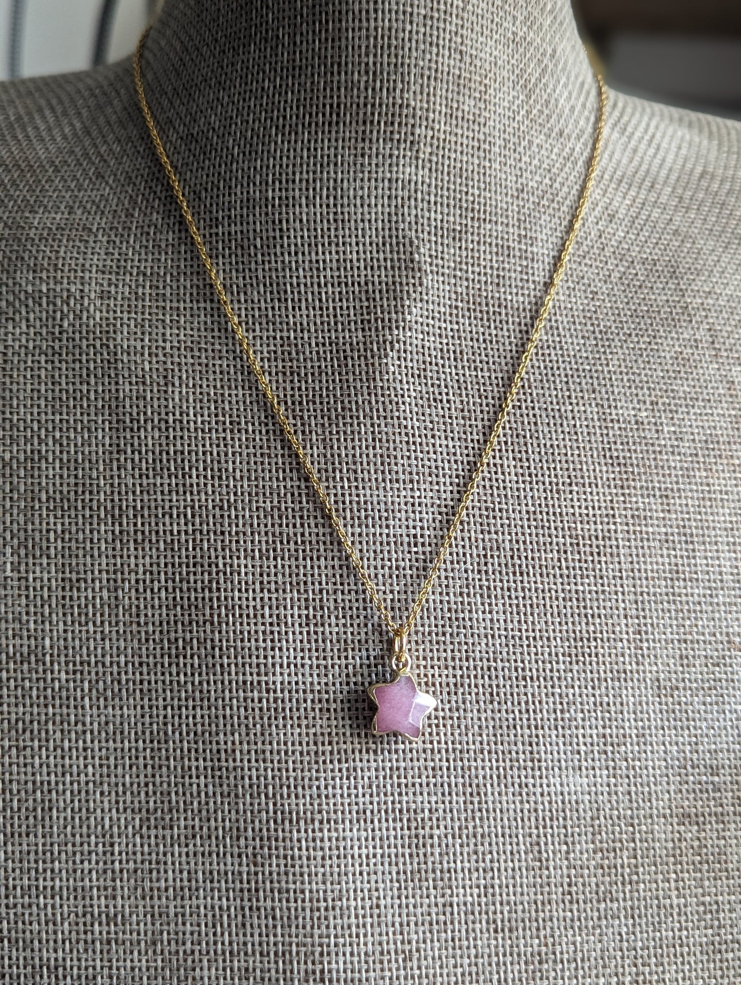 Collar de acero inoxidable dorado con estrella de piedras preciosas