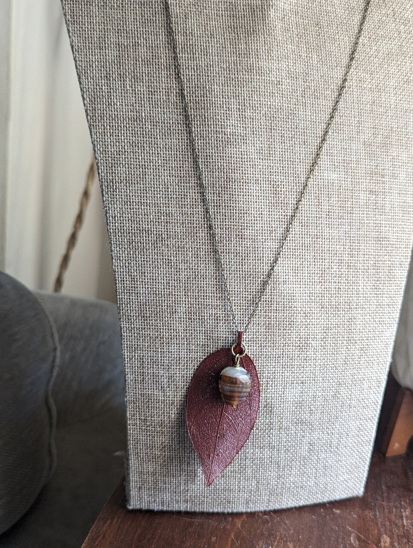 Collar de hojas rojas con cuentas de vidrio vintage