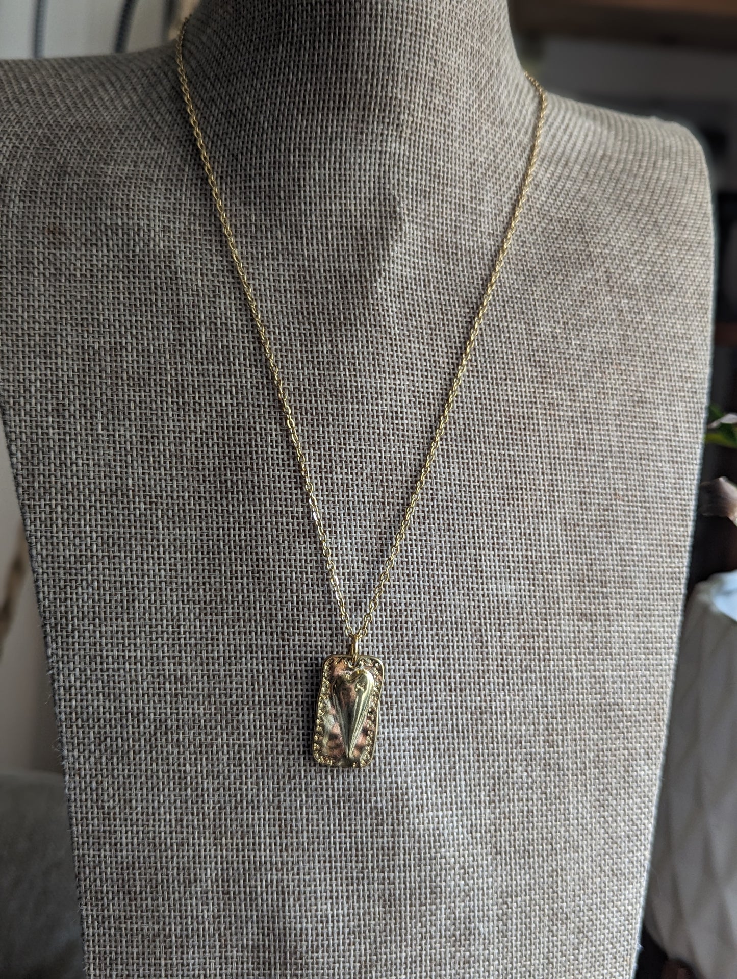 Collar de acero inoxidable con corazón de oro remendado