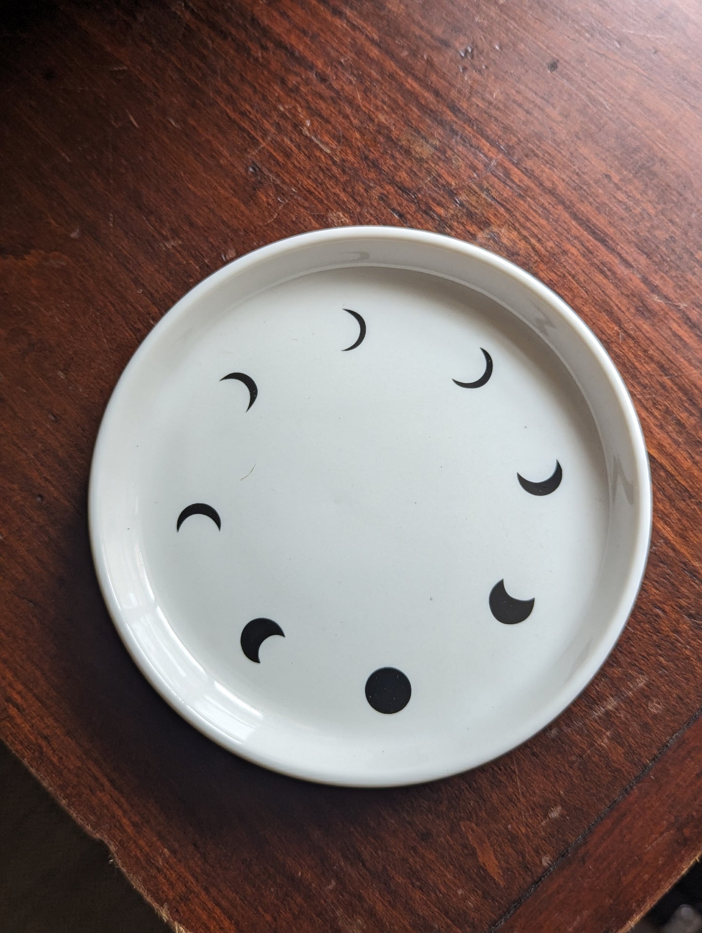 Plato redondo para baratijas con fases lunares