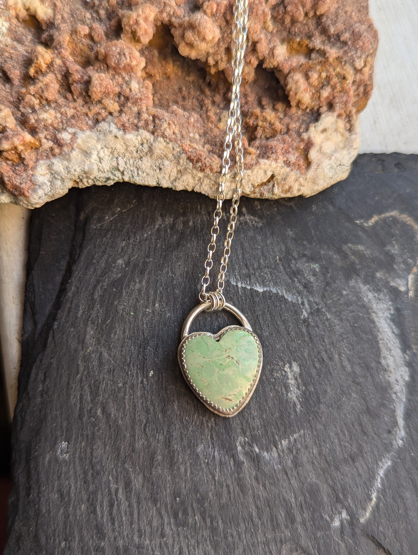Collar de plata de ley con corazón de variscita