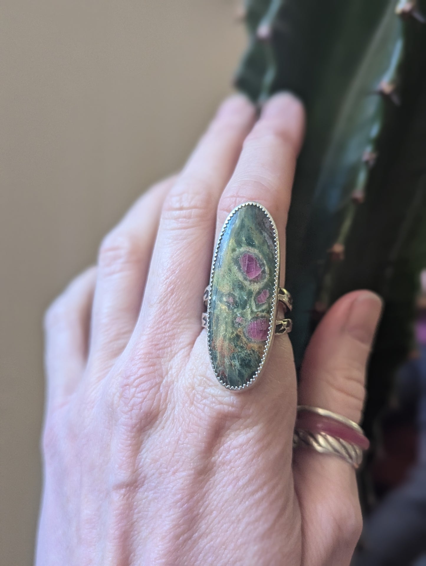 Anillo ovalado largo de plata de ley con rubí y fucsita - Talla 8.5