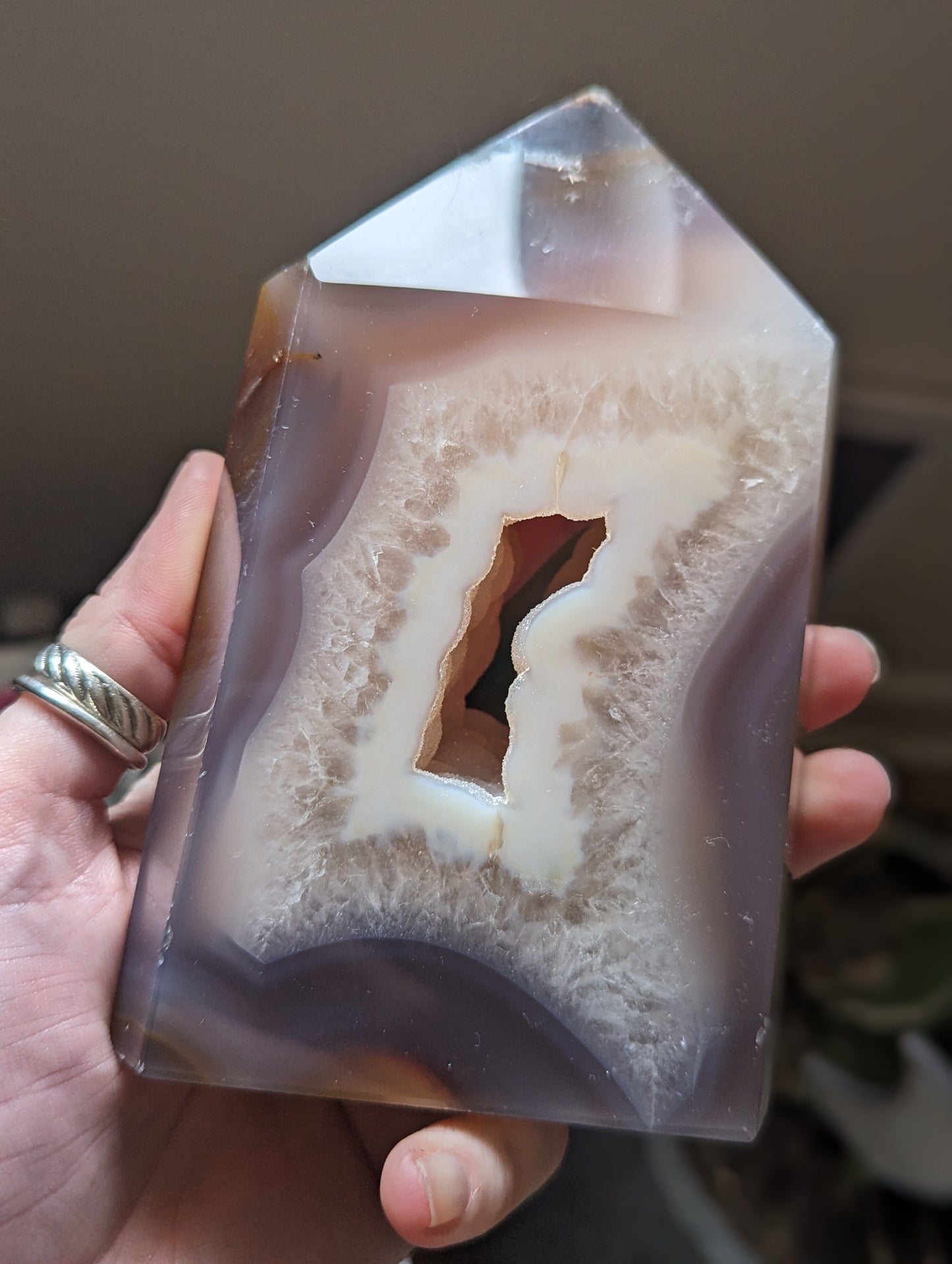 Torre de geoda con bolsillo druzy pulido - Marrón