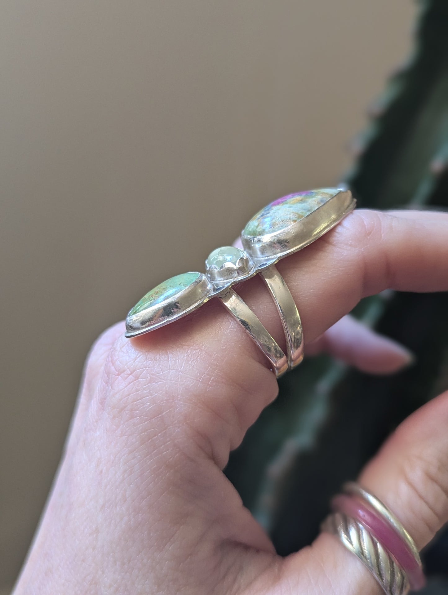 Anillo de plata de ley con rubí, fucsita, prehnita y turquesa - Talla 9