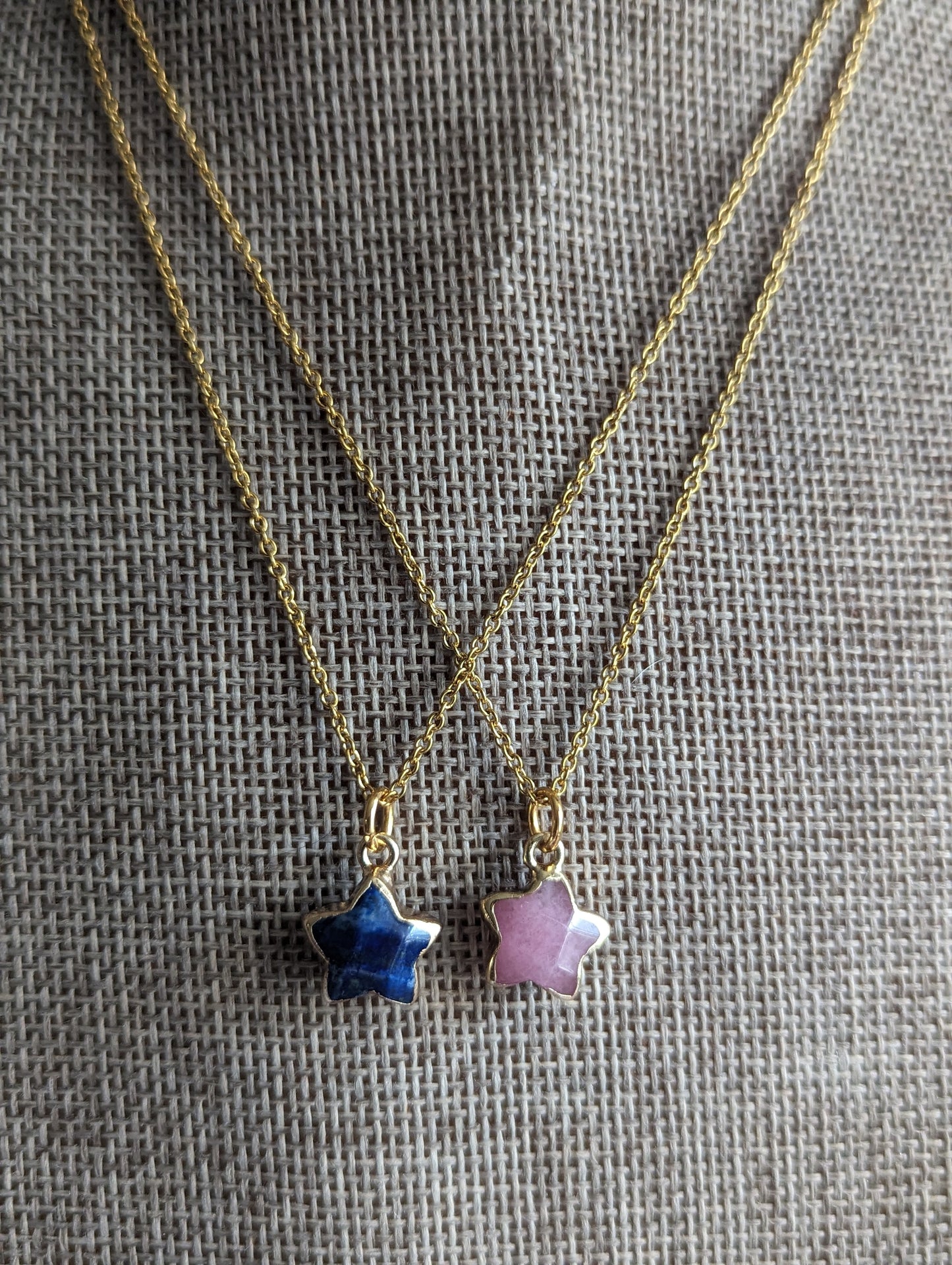 Collar de acero inoxidable dorado con estrella de piedras preciosas