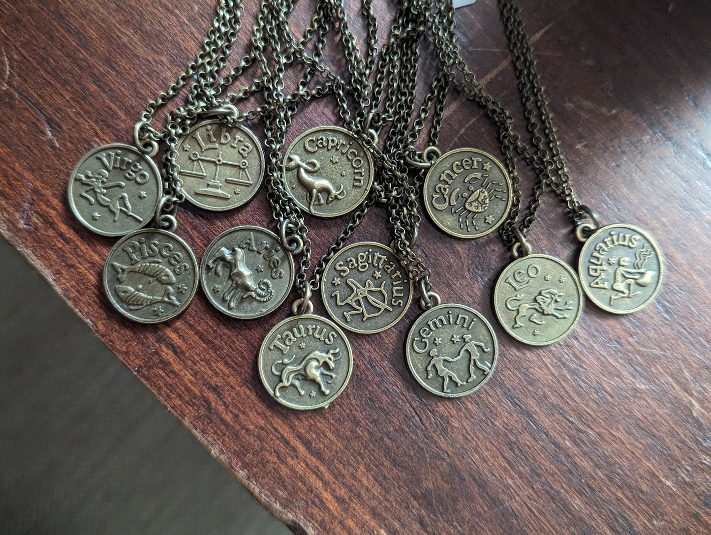 Colgantes de latón del zodiaco de doble cara