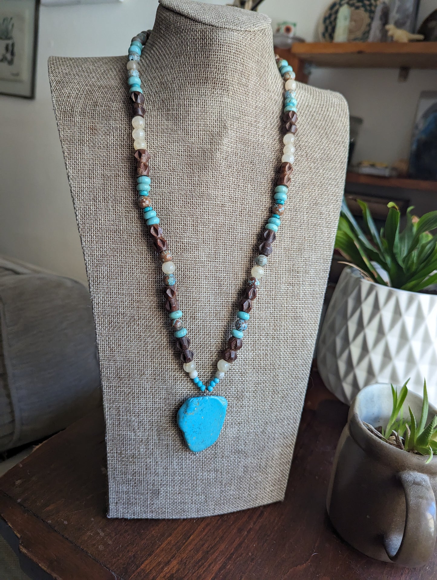 Collar llamativo de howlita turquesa, ágata azul intenso y madera
