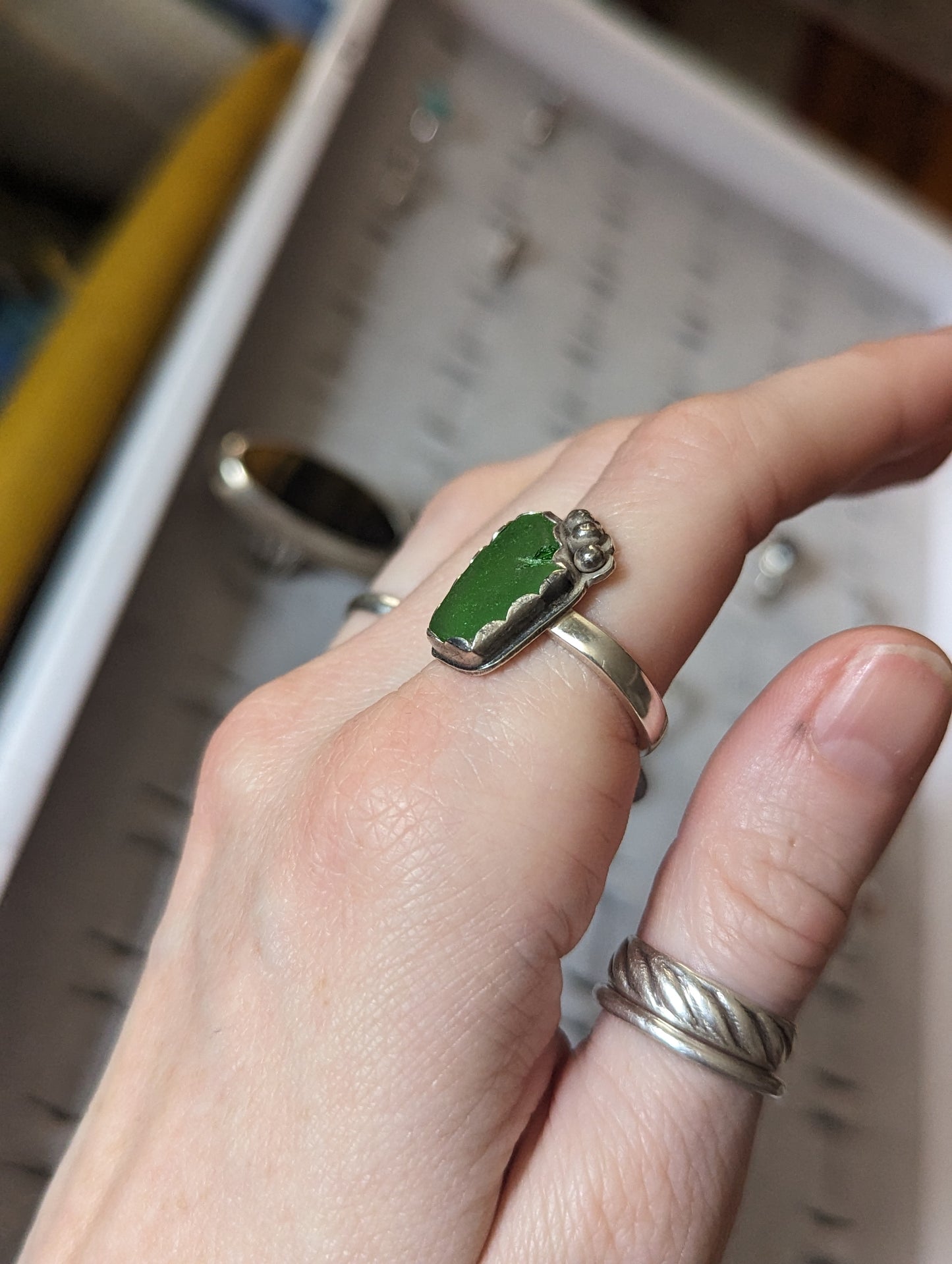 Anillo de plata de ley con cristales de mar verdes y adornos - Talla 9