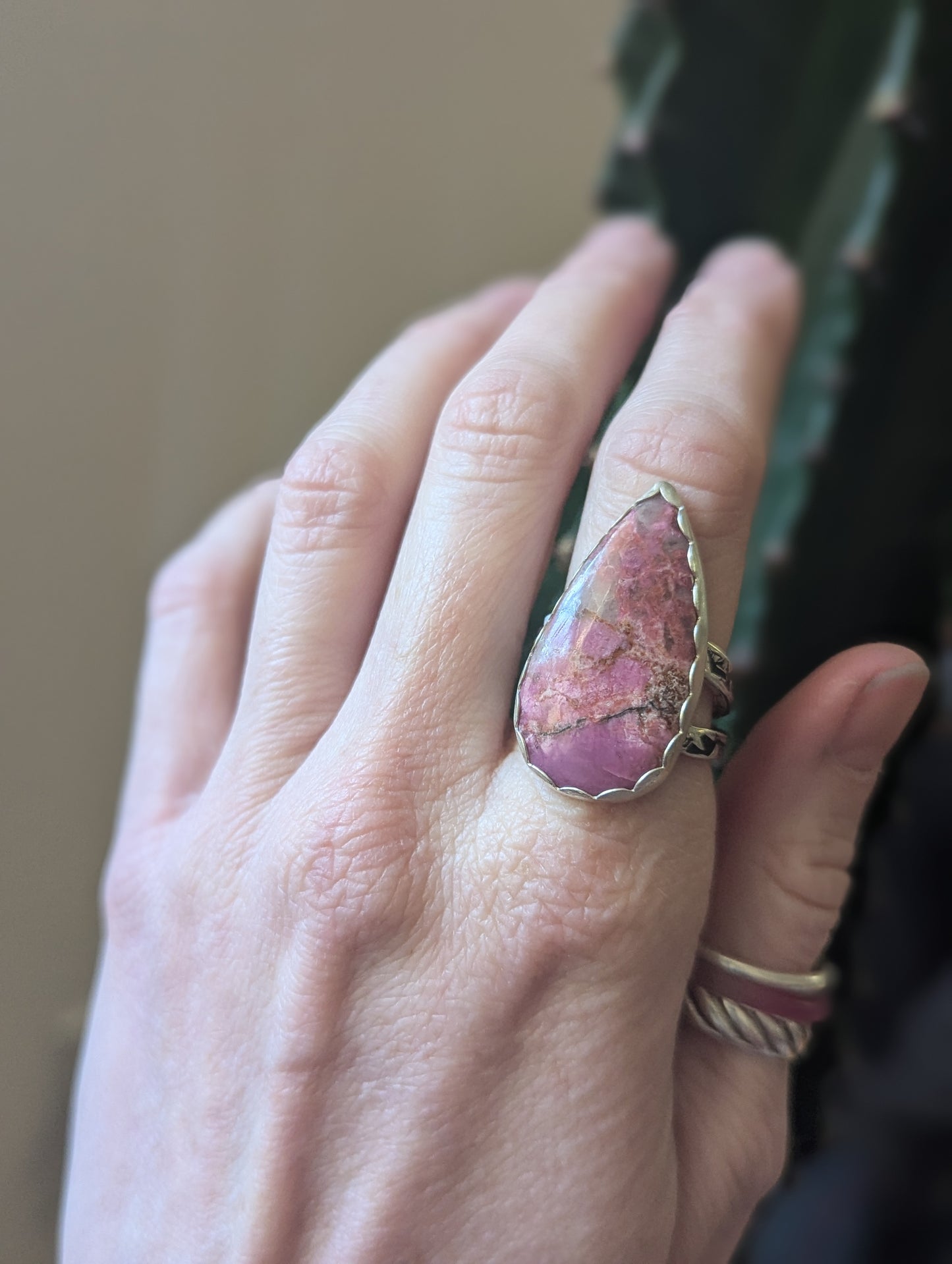 Anillo de plata de ley con forma de lágrima de cobalto y calcita - Talla 8