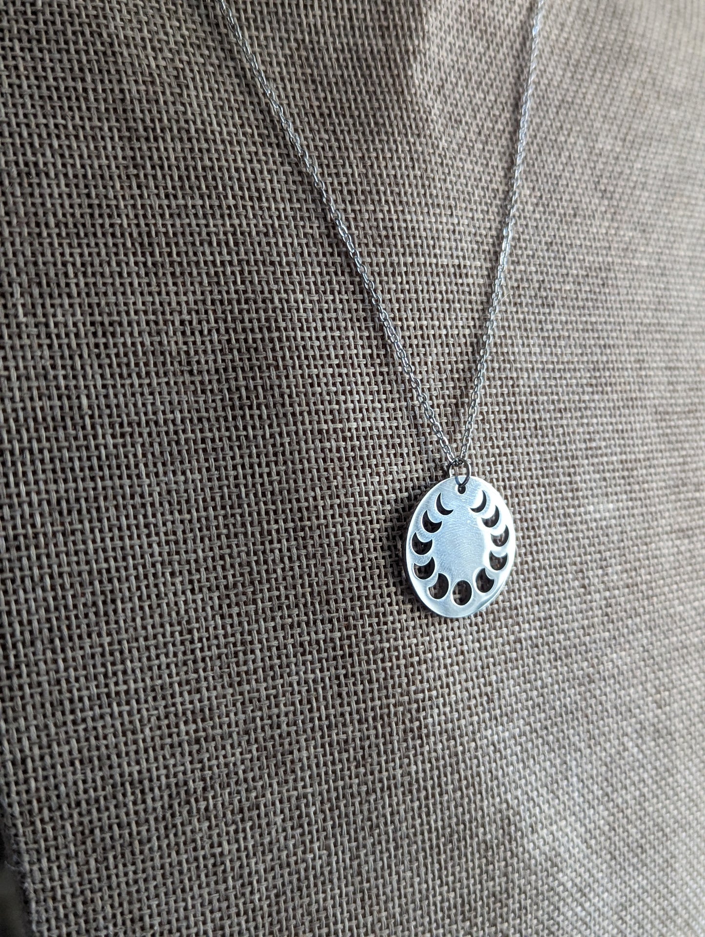 Collar talismán de fase lunar (oro o plata)