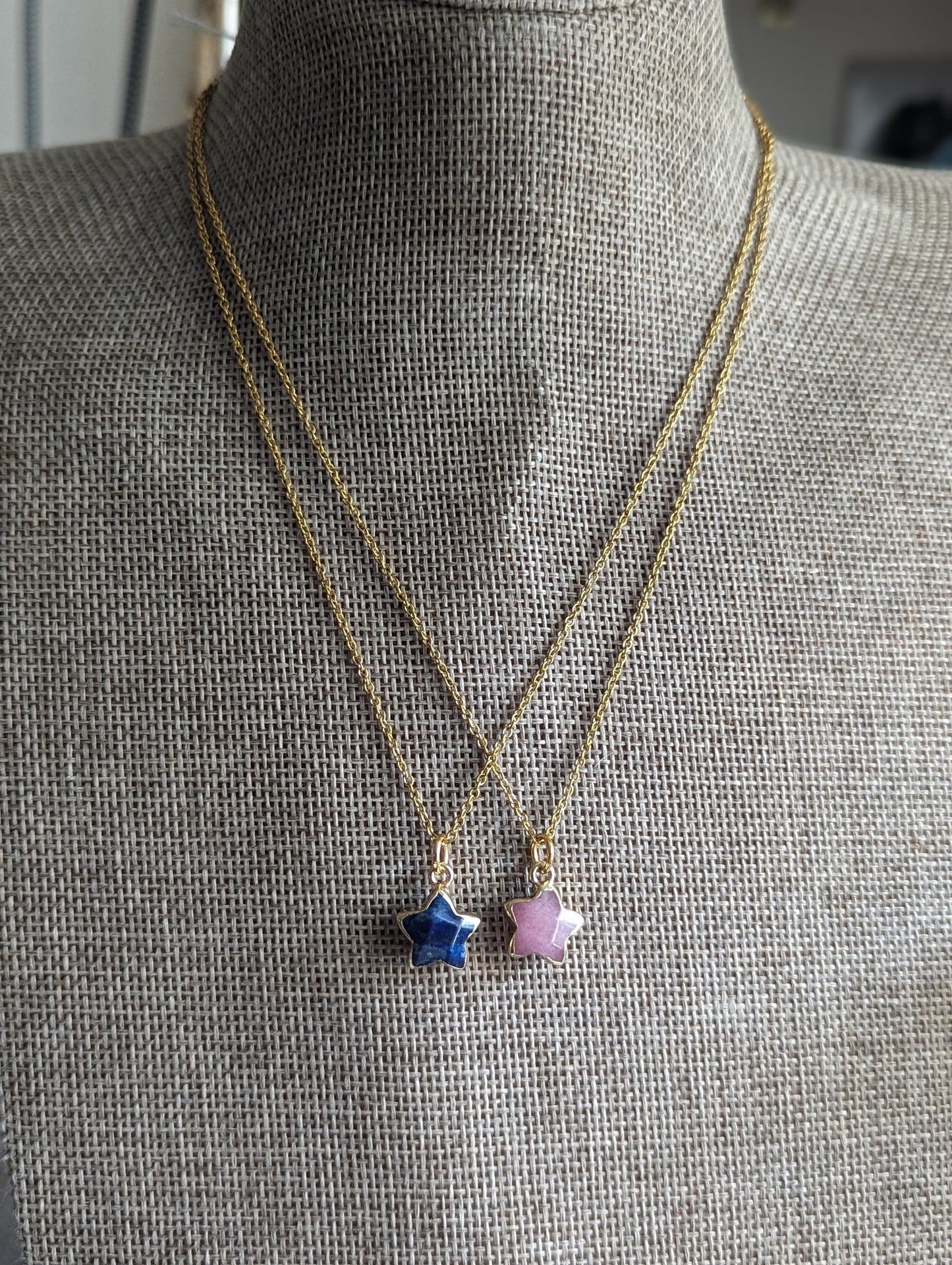 Collar de acero inoxidable dorado con estrella de piedras preciosas