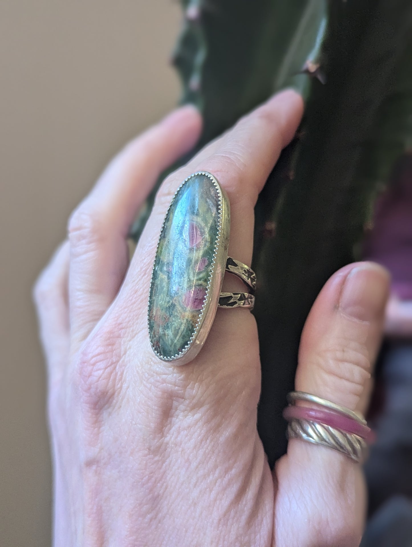 Anillo ovalado largo de plata de ley con rubí y fucsita - Talla 8.5