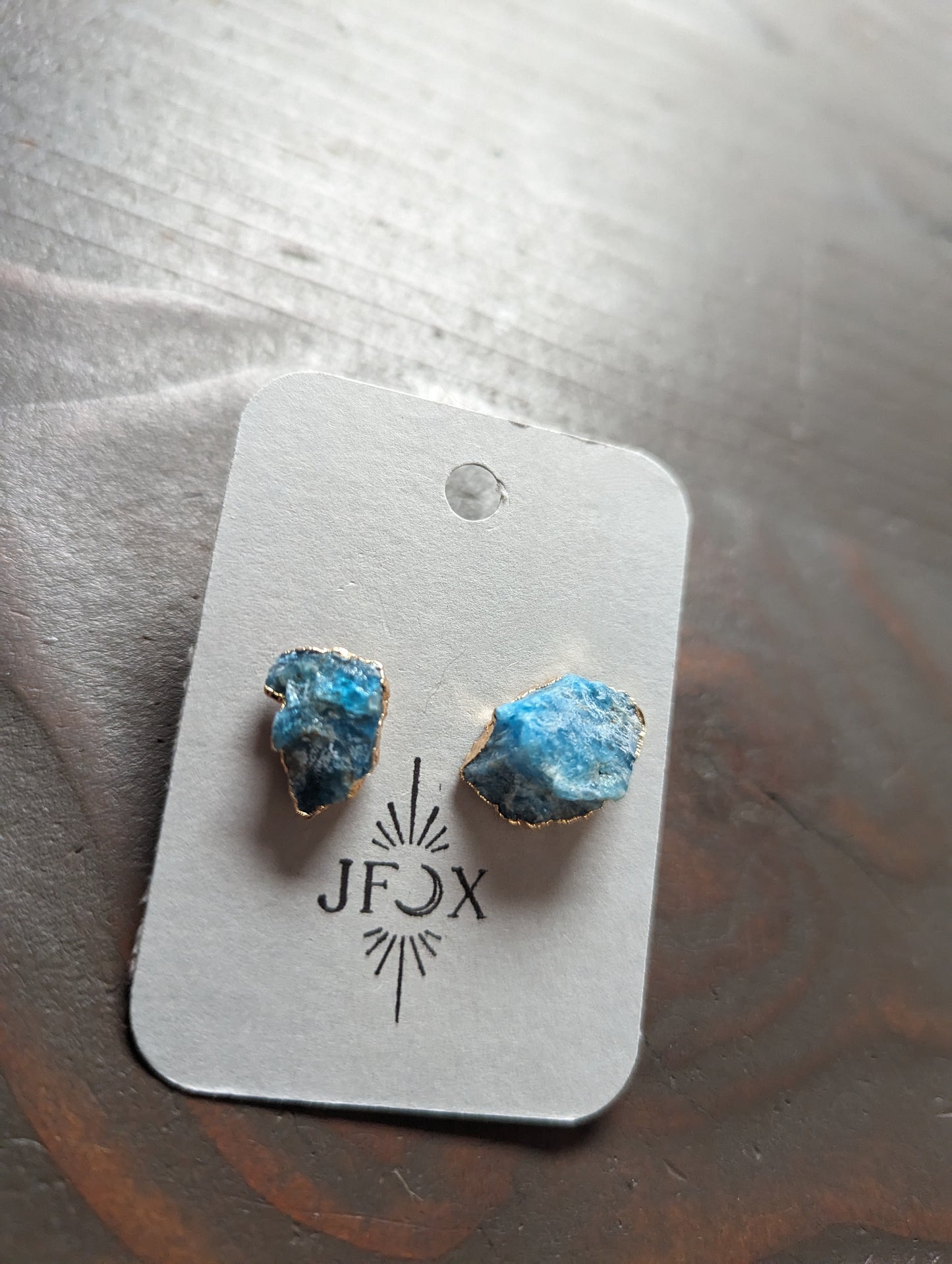 Pendientes de piedras preciosas en bruto (varios estilos disponibles)