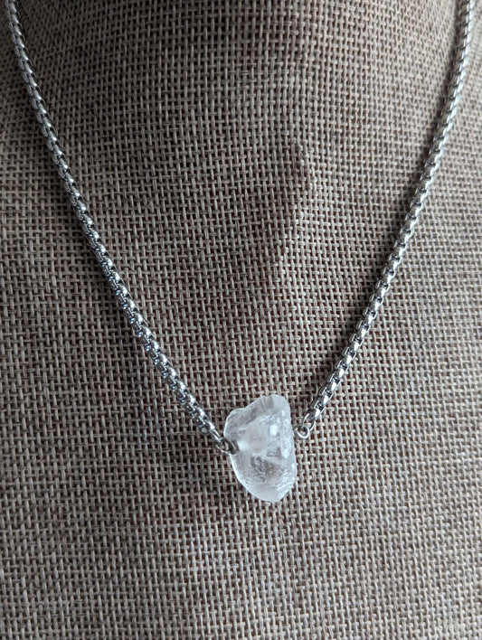 Colgante de cristal de cuarzo crudo en cadena de acero inoxidable