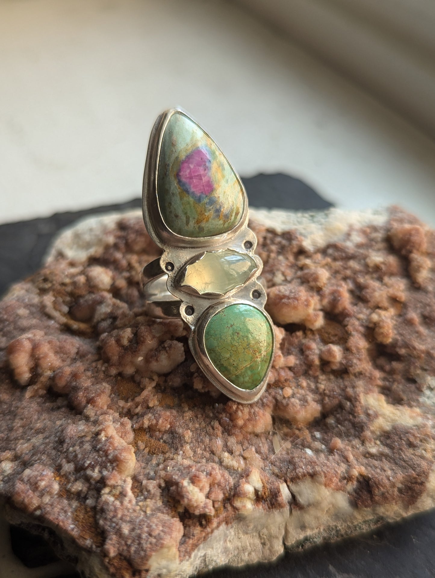 Anillo de plata de ley con rubí, fucsita, prehnita y turquesa - Talla 9