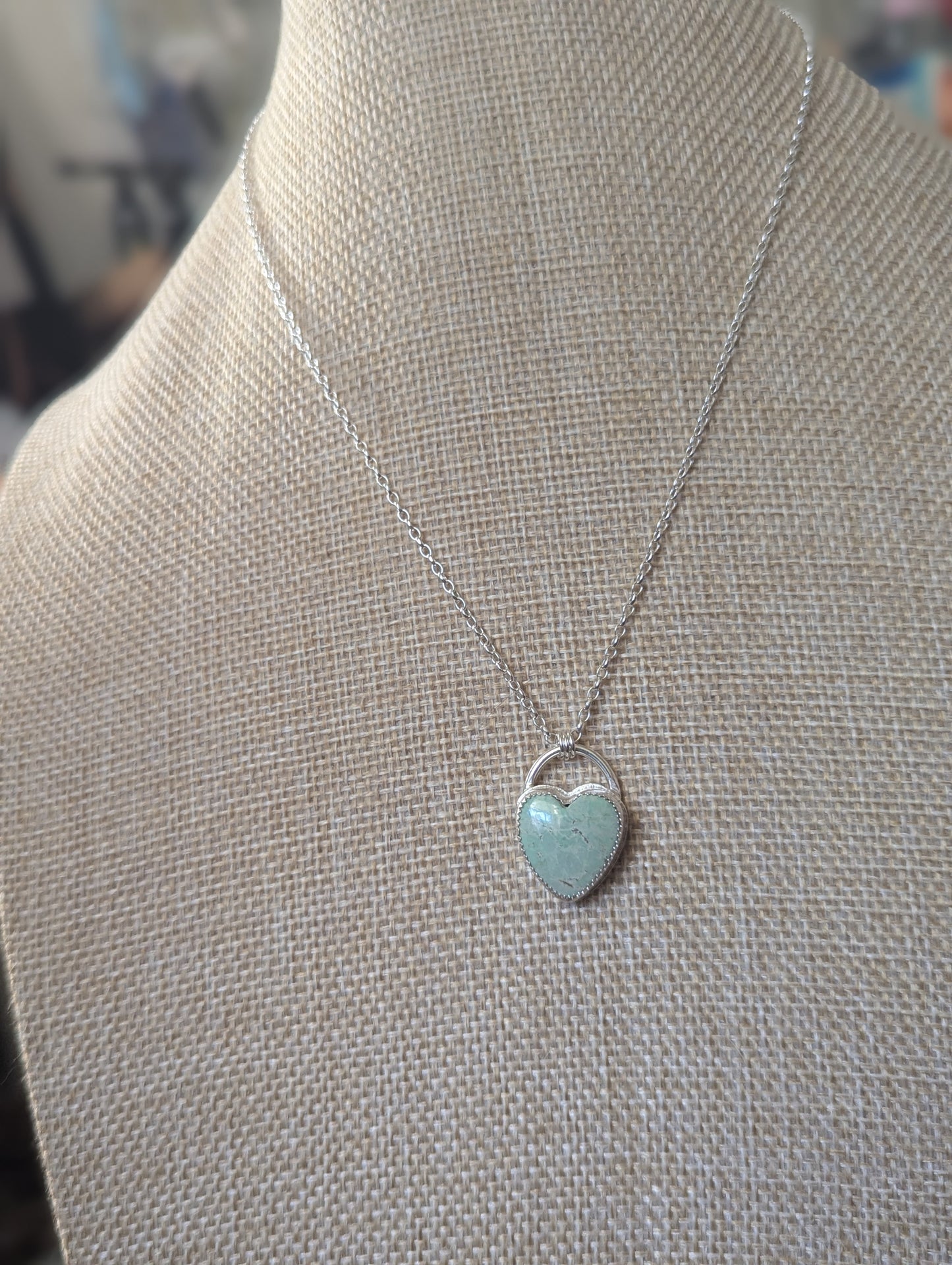 Collar de plata de ley con corazón de variscita