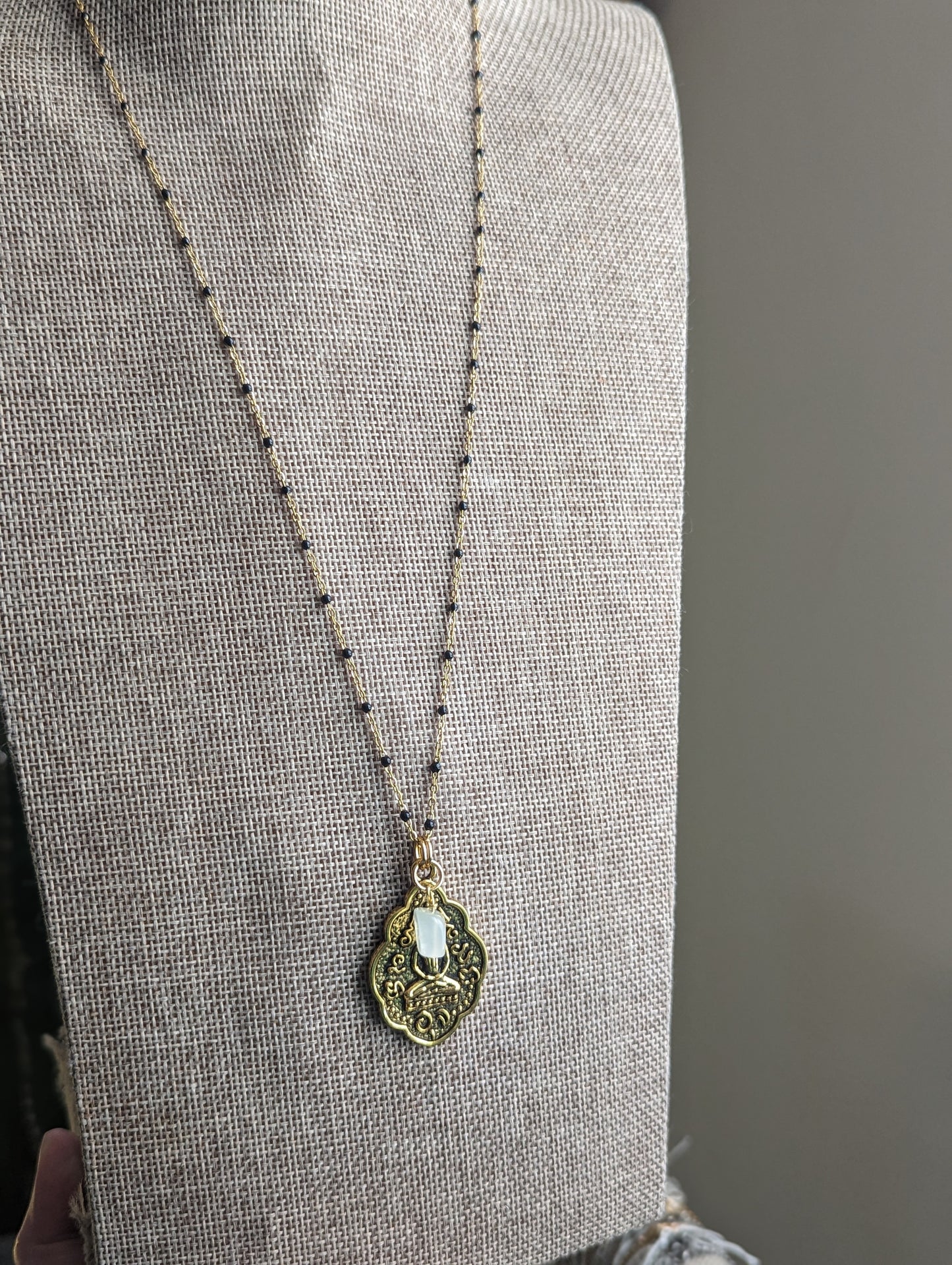 Colgante de Buda con cadena dorada y negra
