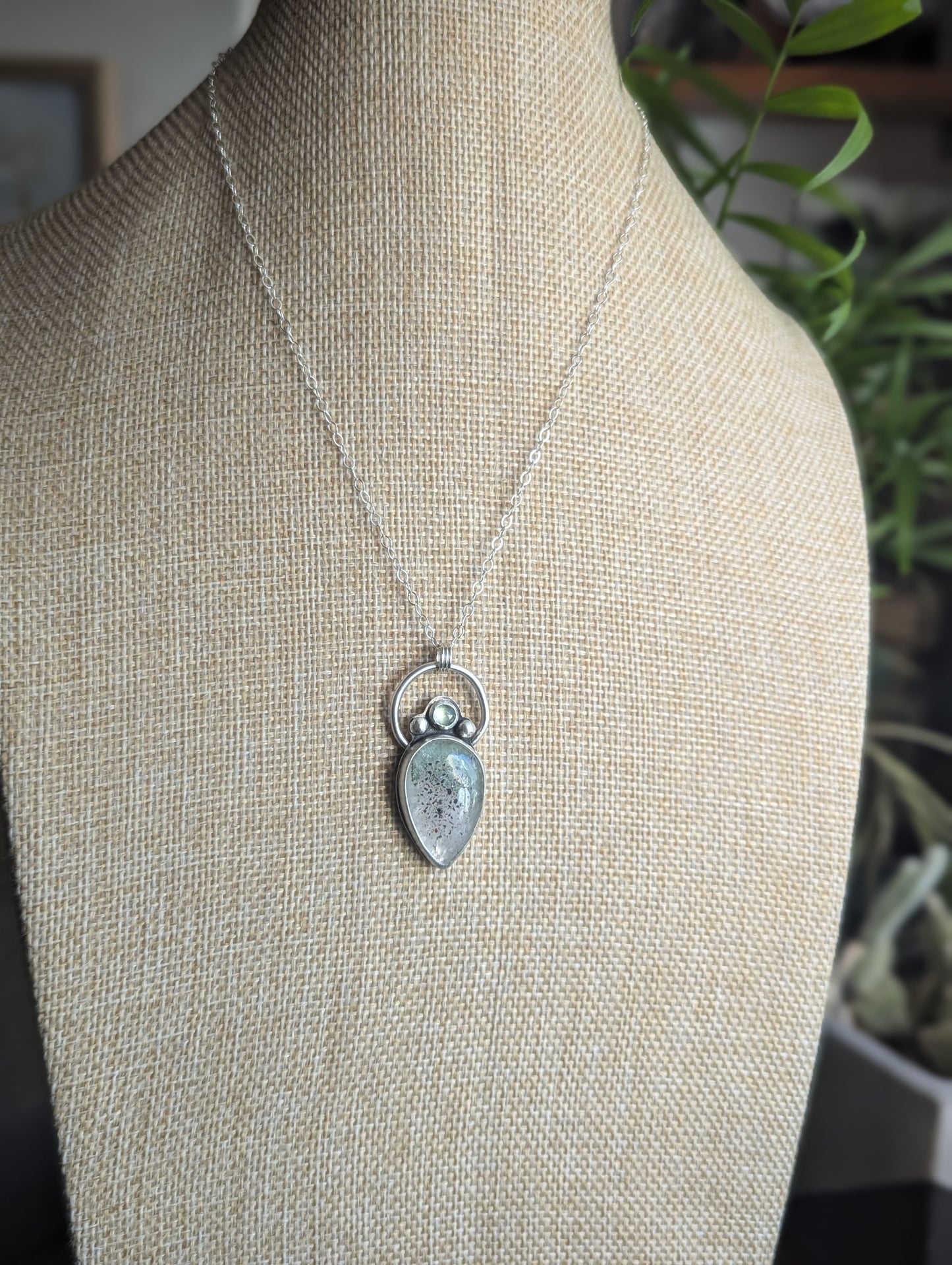 Collar de plata de ley con lodolita y cianita verde