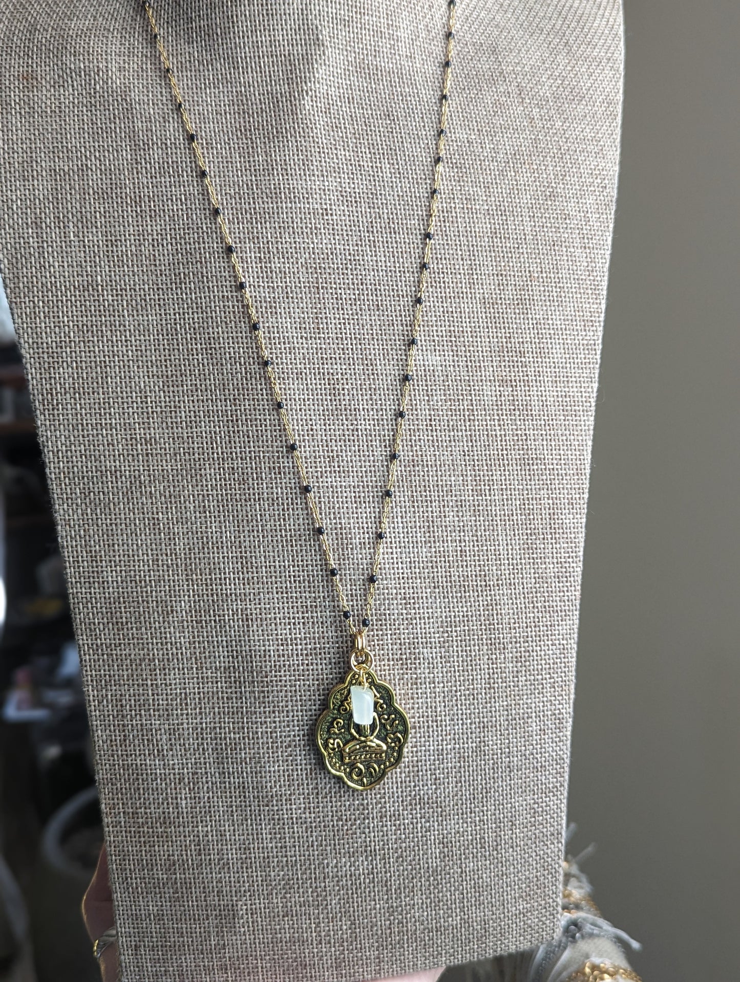Colgante de Buda con cadena dorada y negra