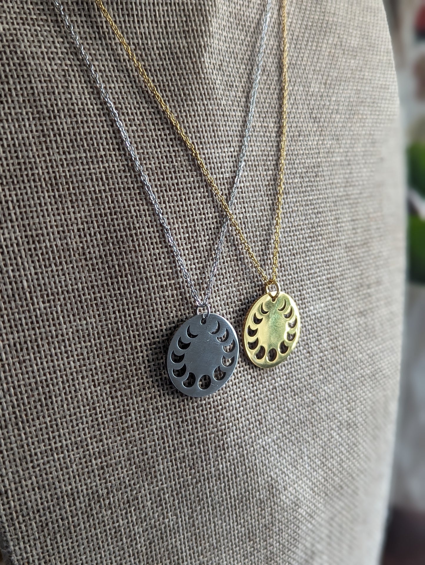 Collar talismán de fase lunar (oro o plata)