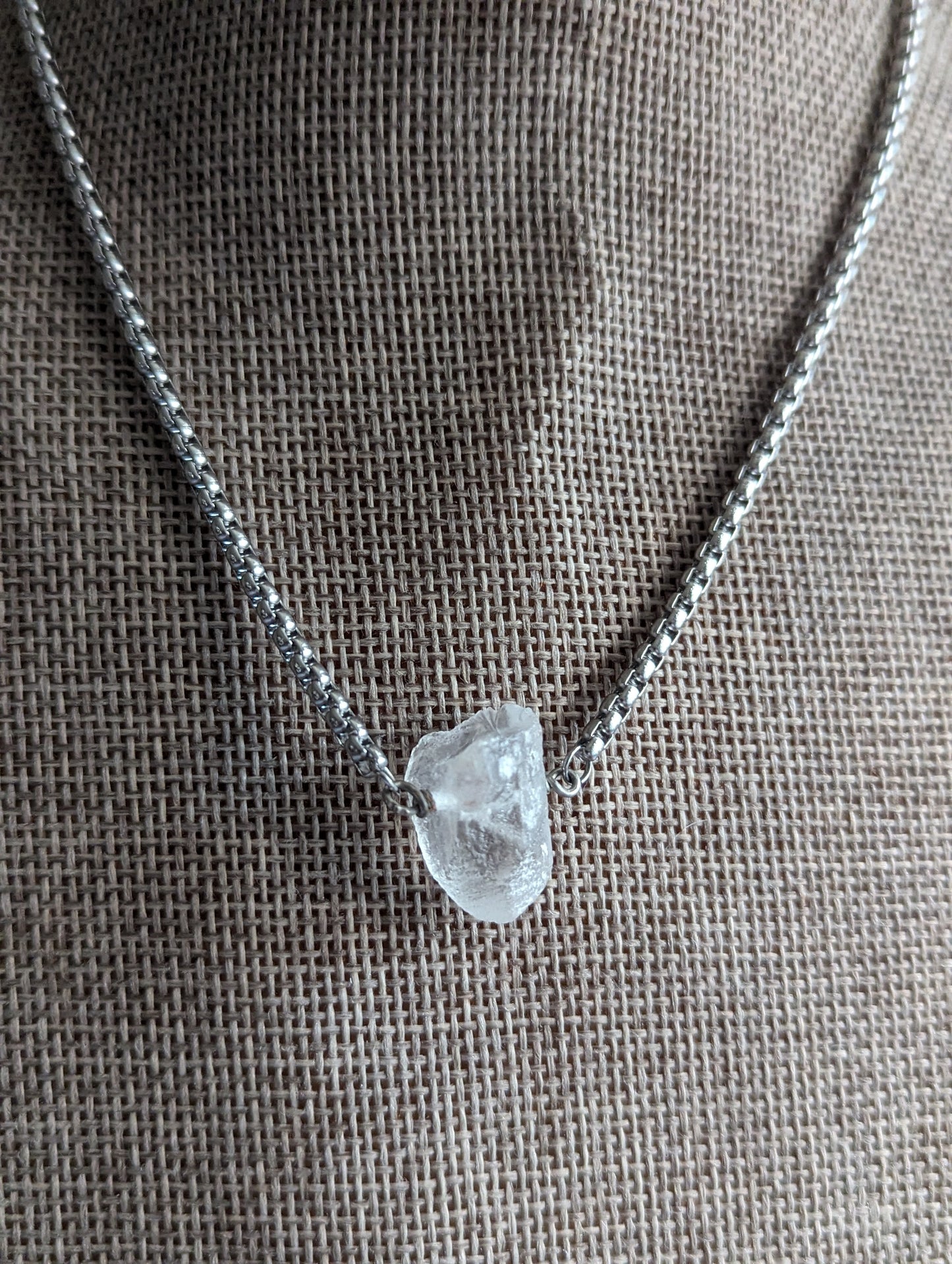 Colgante de cristal de cuarzo crudo en cadena de acero inoxidable