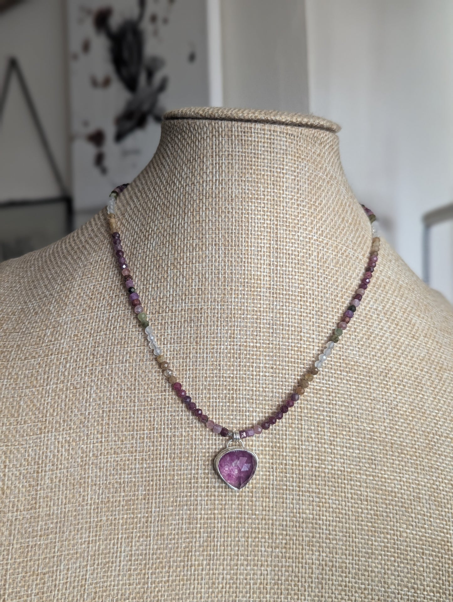 Collar de cuentas de rubí y turmalina