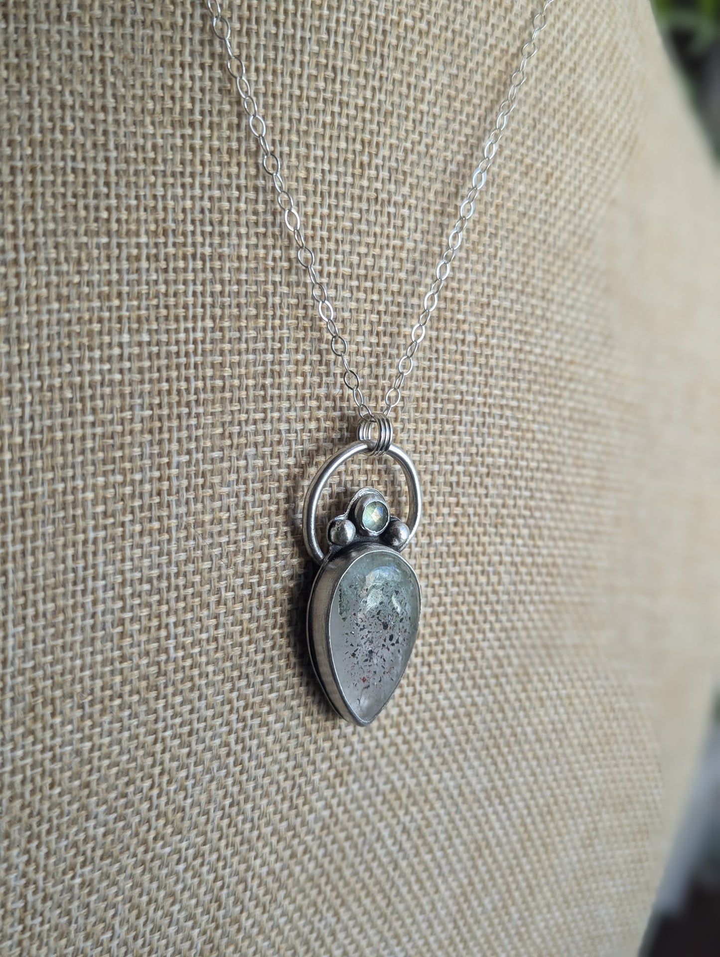 Collar de plata de ley con lodolita y cianita verde