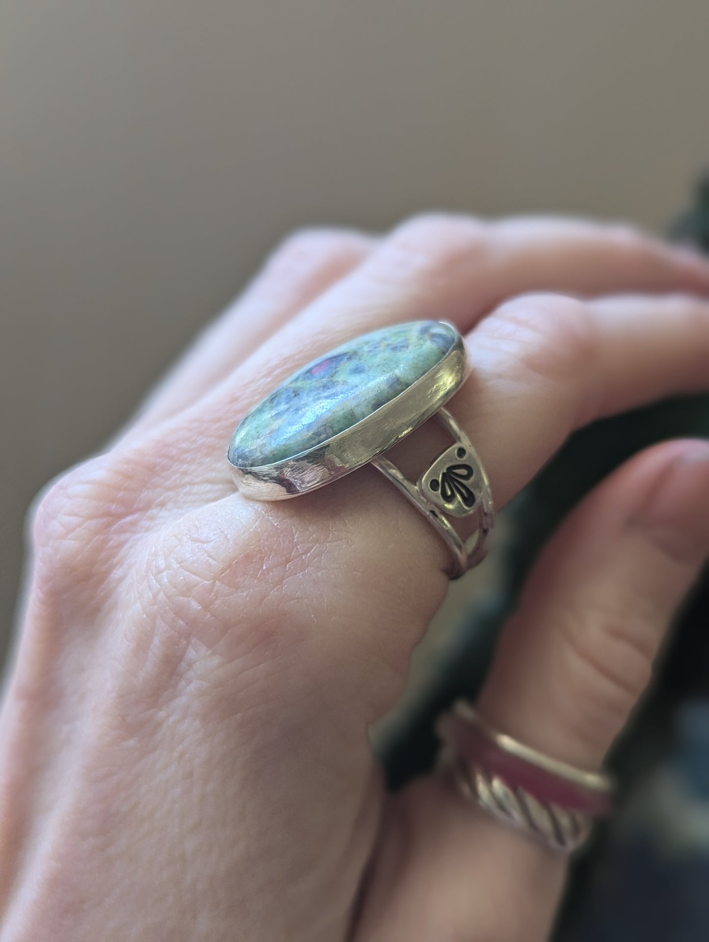 Anillo ovalado de plata de ley con rubí y fucsita - Talla 8