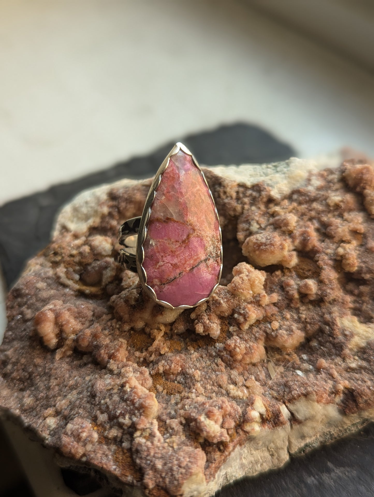 Anillo de plata de ley con forma de lágrima de cobalto y calcita - Talla 8