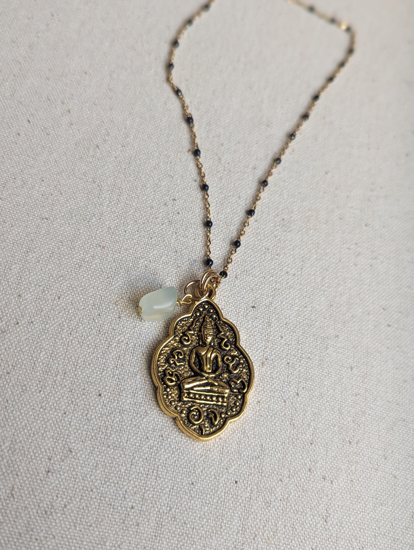 Colgante de Buda con cadena dorada y negra