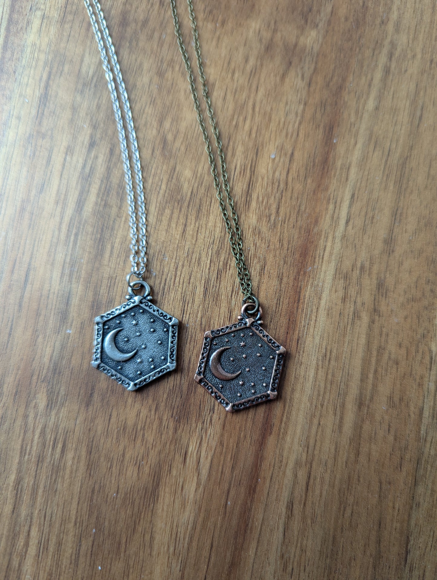 Collar de luna y sol de latón de doble cara