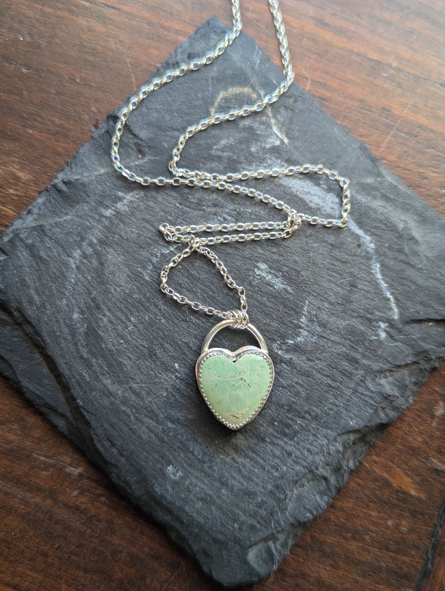 Collar de plata de ley con corazón de variscita