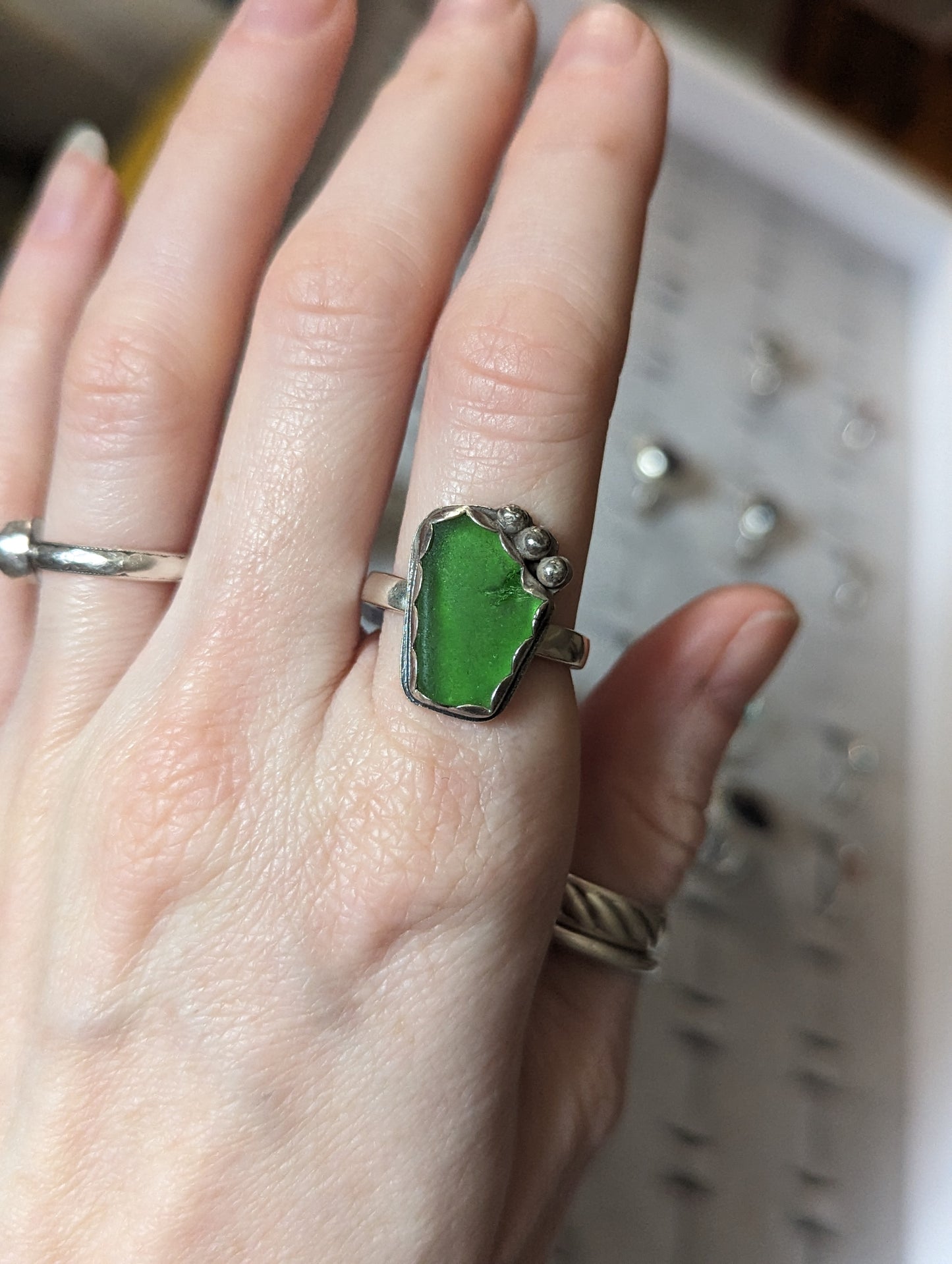 Anillo de plata de ley con cristales de mar verdes y adornos - Talla 9