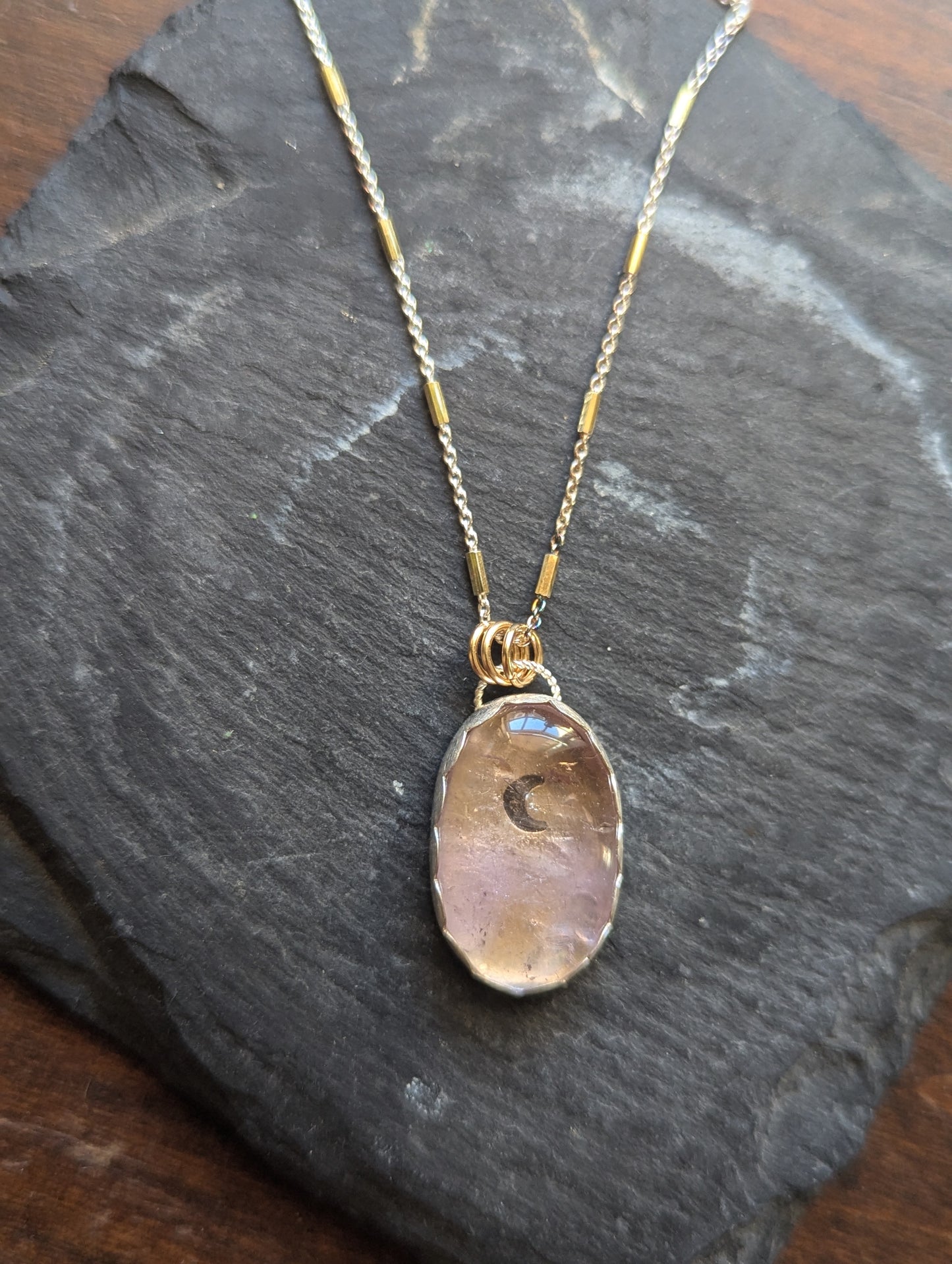 Collar de metal mixto con luna creciente de ametrino
