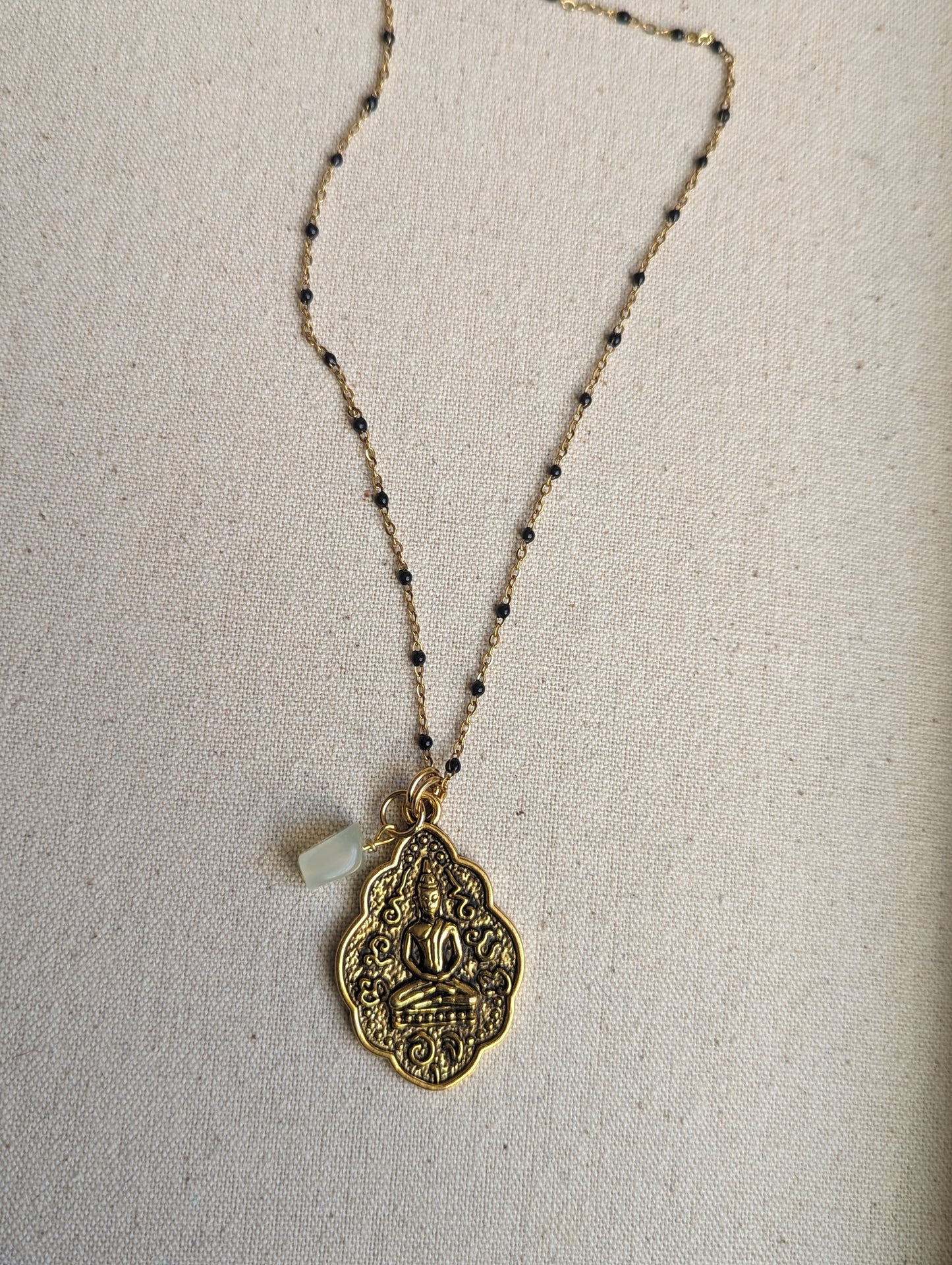 Colgante de Buda con cadena dorada y negra