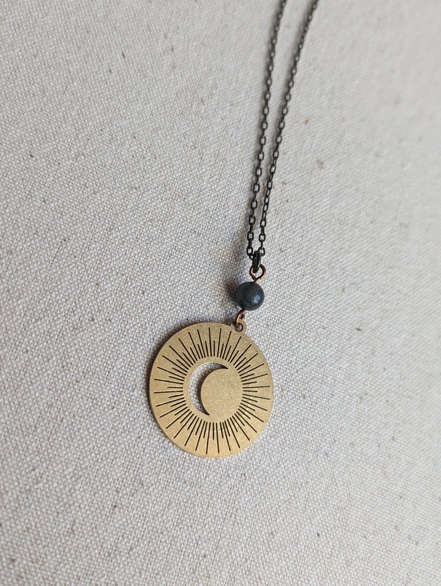 Talismán de latón de luna creciente