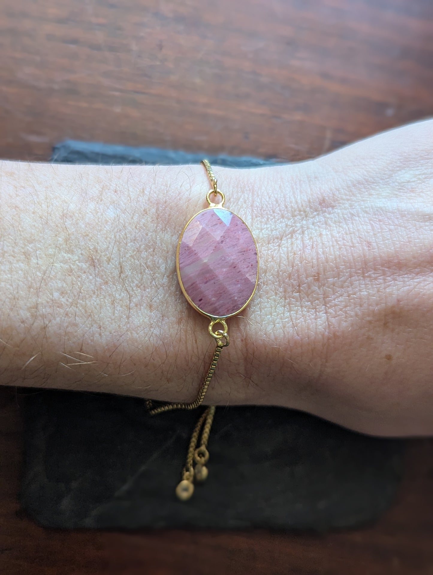 Pulsera deslizante ajustable de rodocrosita facetada (plata u oro)