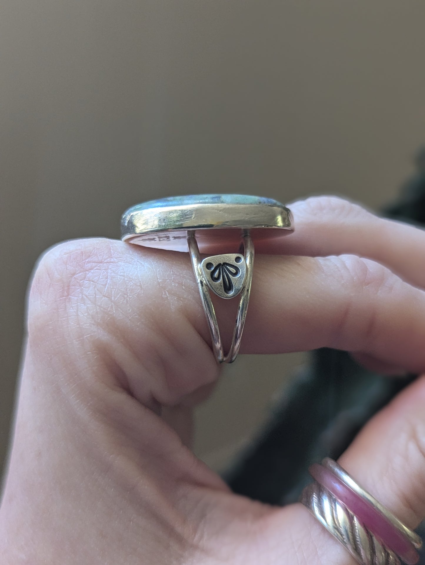 Anillo ovalado de plata de ley con rubí y fucsita - Talla 8