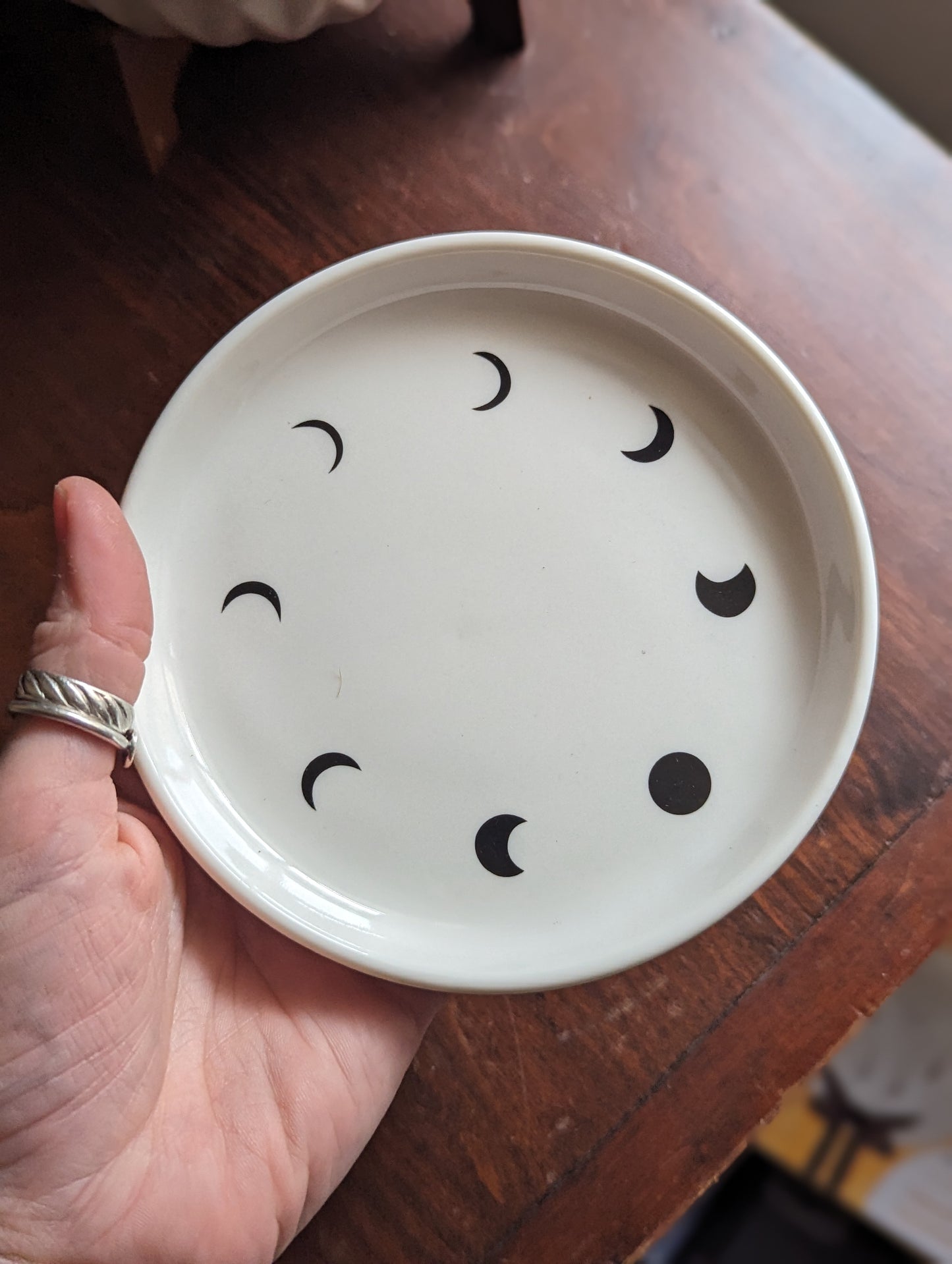 Plato redondo para baratijas con fases lunares
