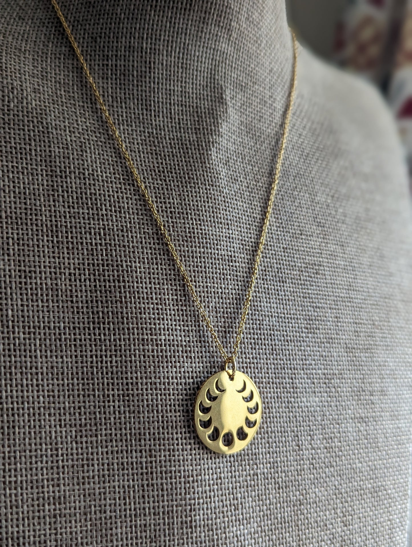 Collar talismán de fase lunar (oro o plata)