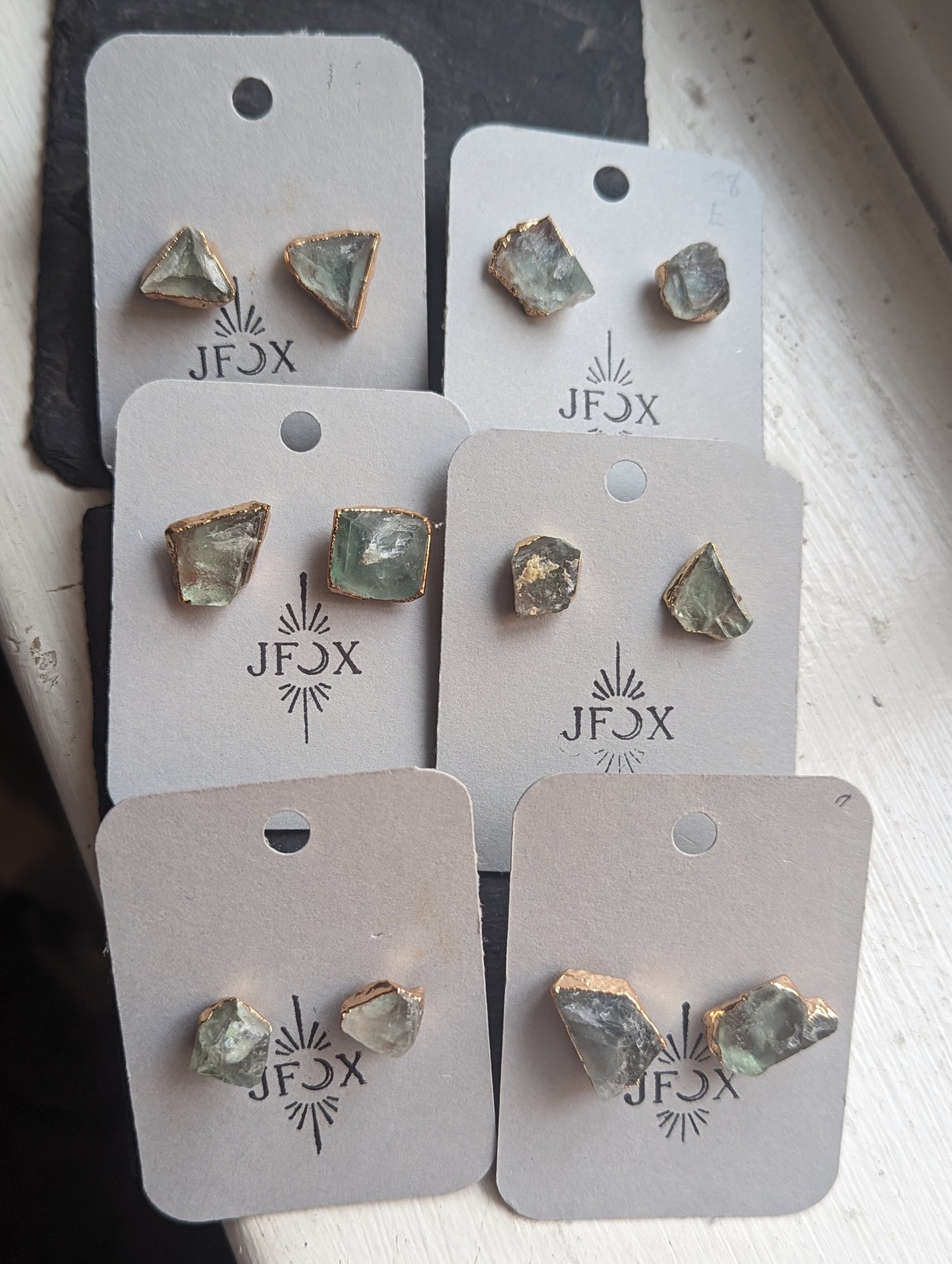 Pendientes de piedras preciosas en bruto (varios estilos disponibles)