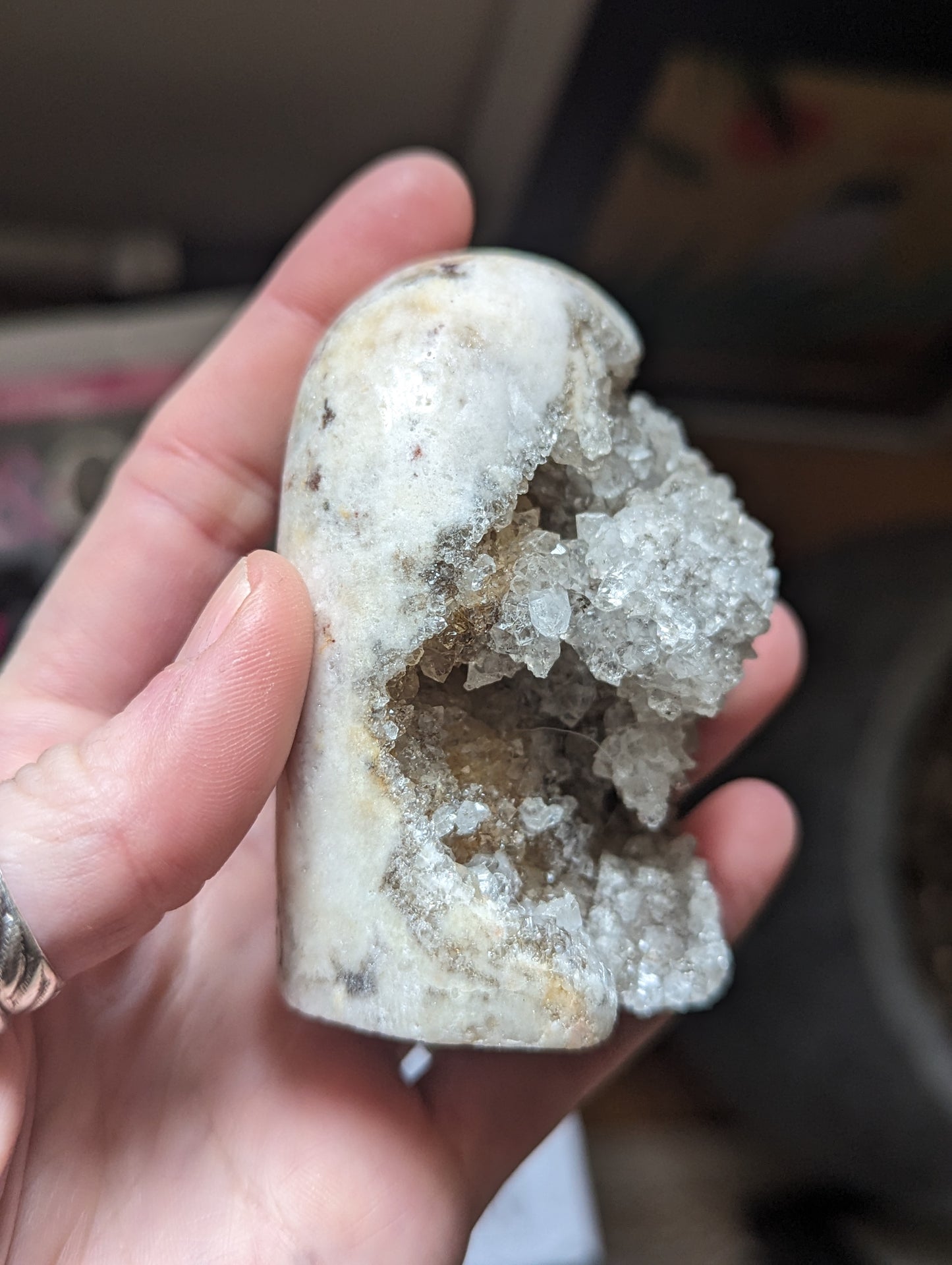 Huevo de cuarzo cristalino Druzy de bolsillo pulido