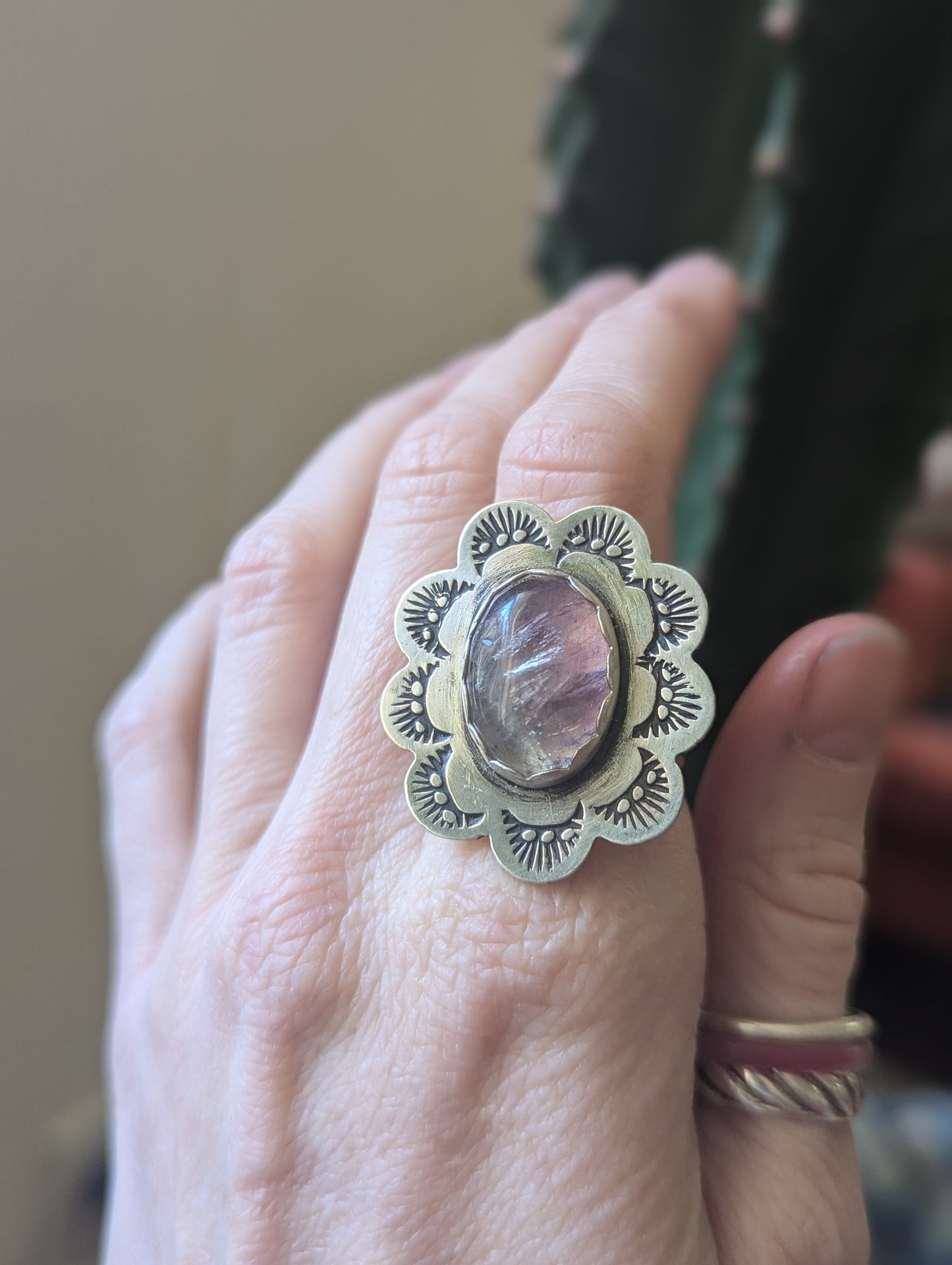 Anillo de plata de ley con flor de fluorita - Talla 7.5