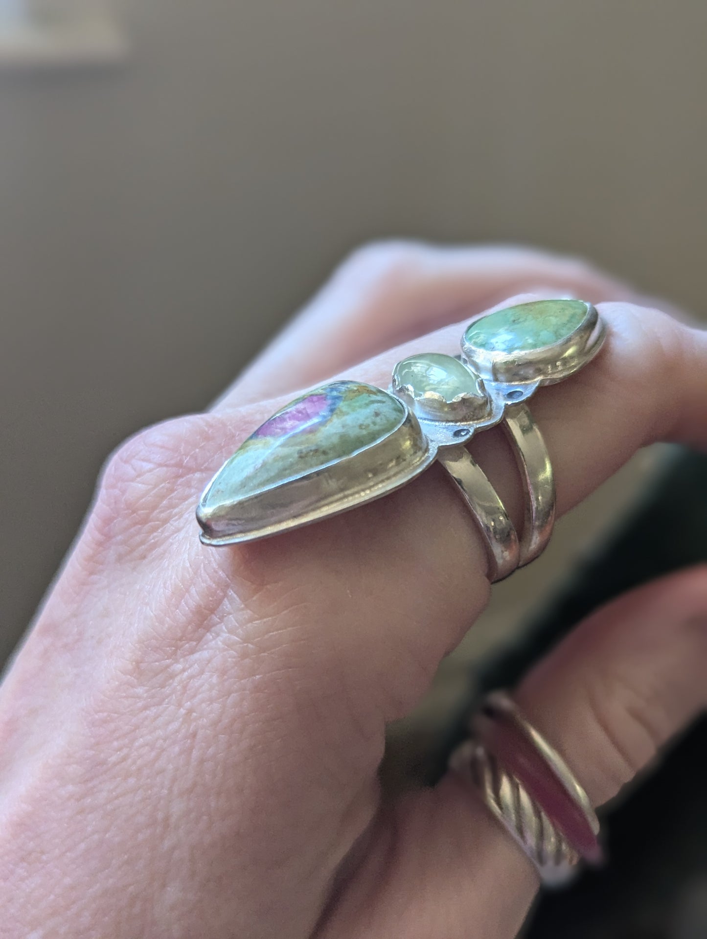 Anillo de plata de ley con rubí, fucsita, prehnita y turquesa - Talla 9