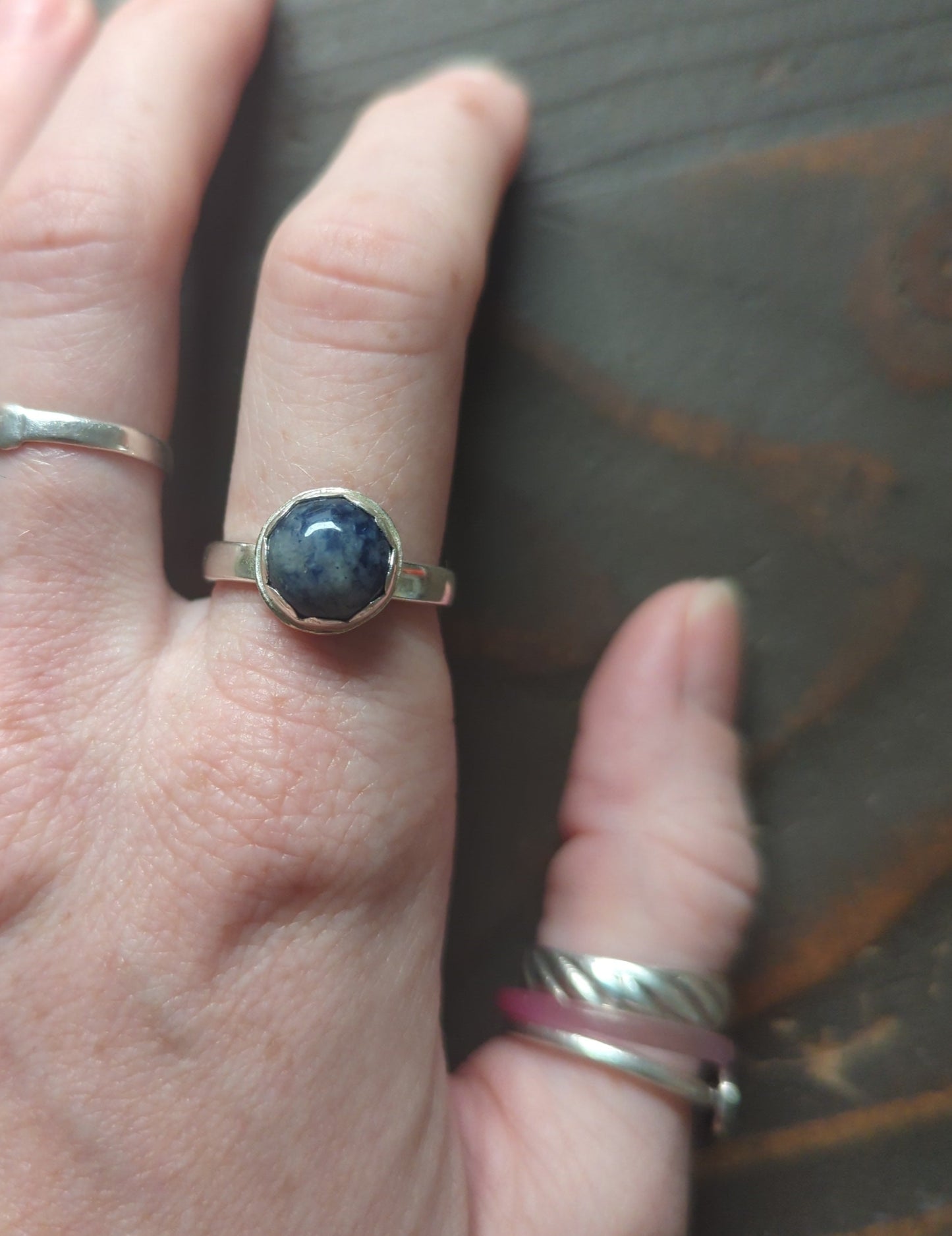 Anillo de plata de ley con sodalita de 10 mm - Talla 8.5
