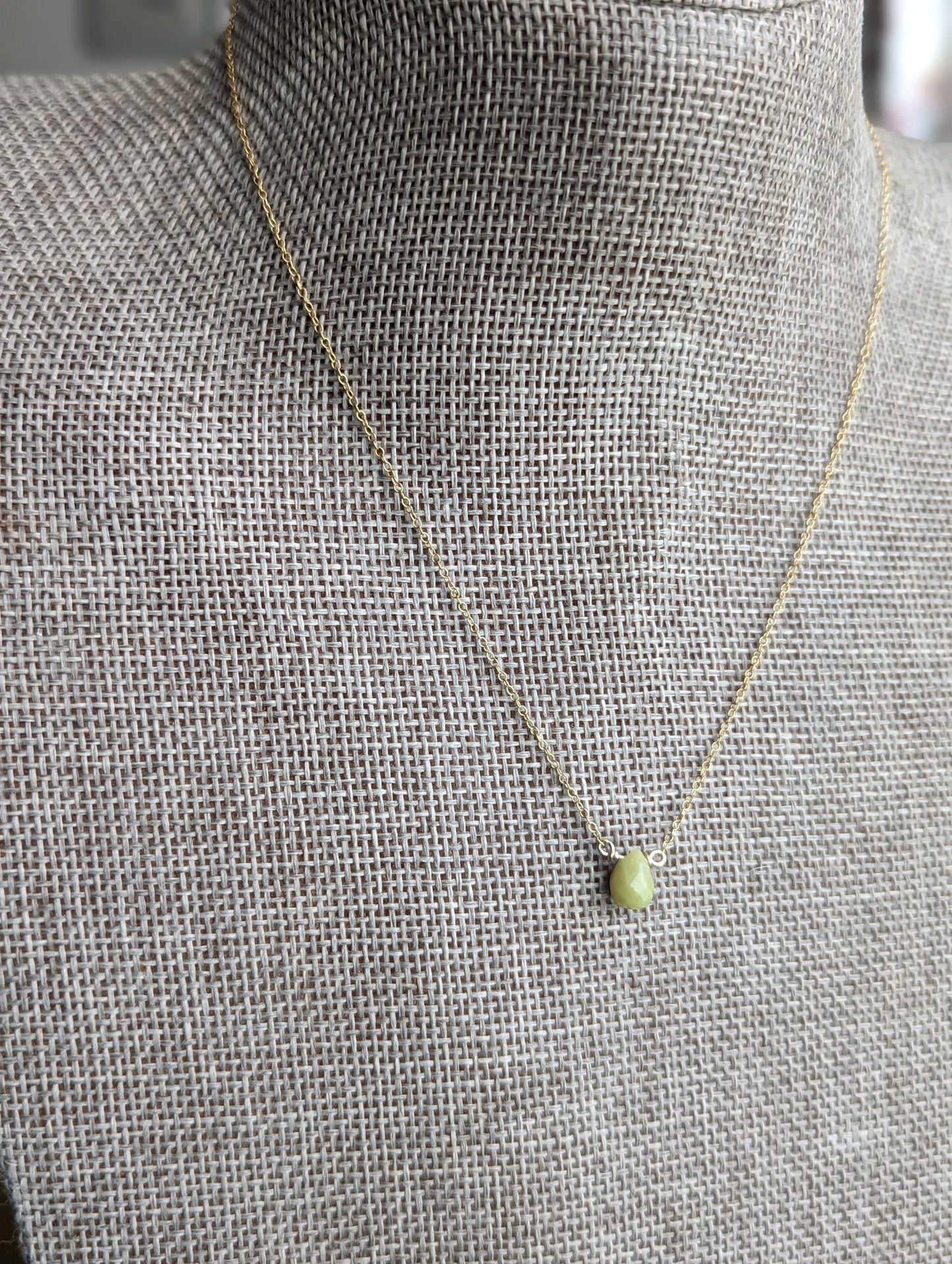 Colgante de lágrima de jade amarillo sobre oro de 14 k